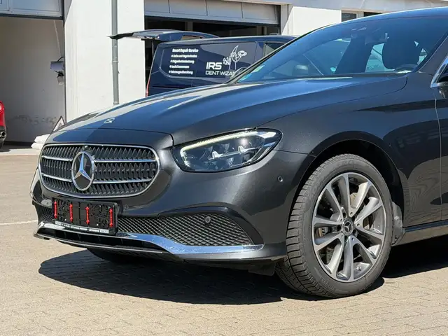 Mercedes-Benz 300 view 2