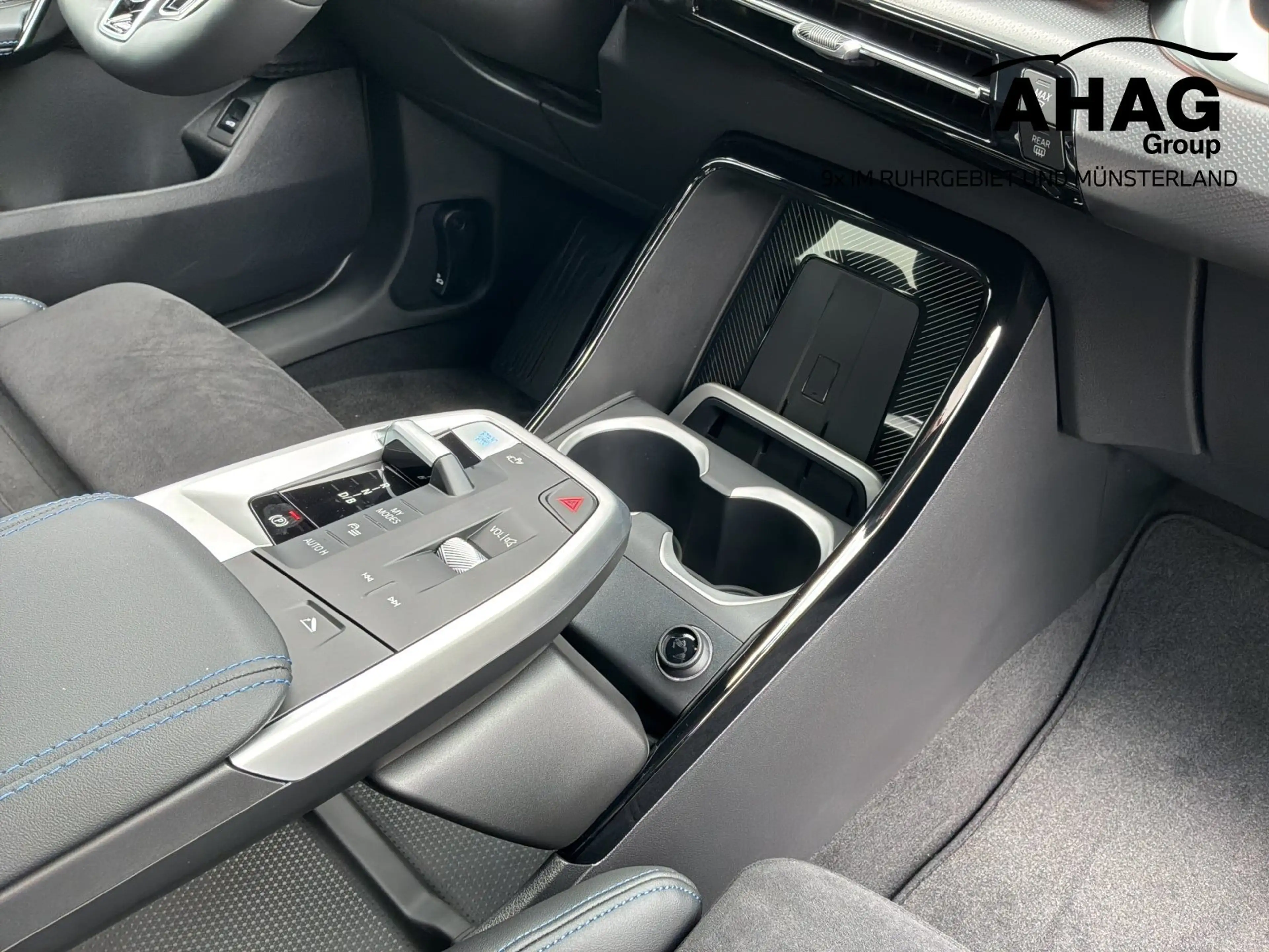 BMW iX2 xDrive30 M Sport — photo 10