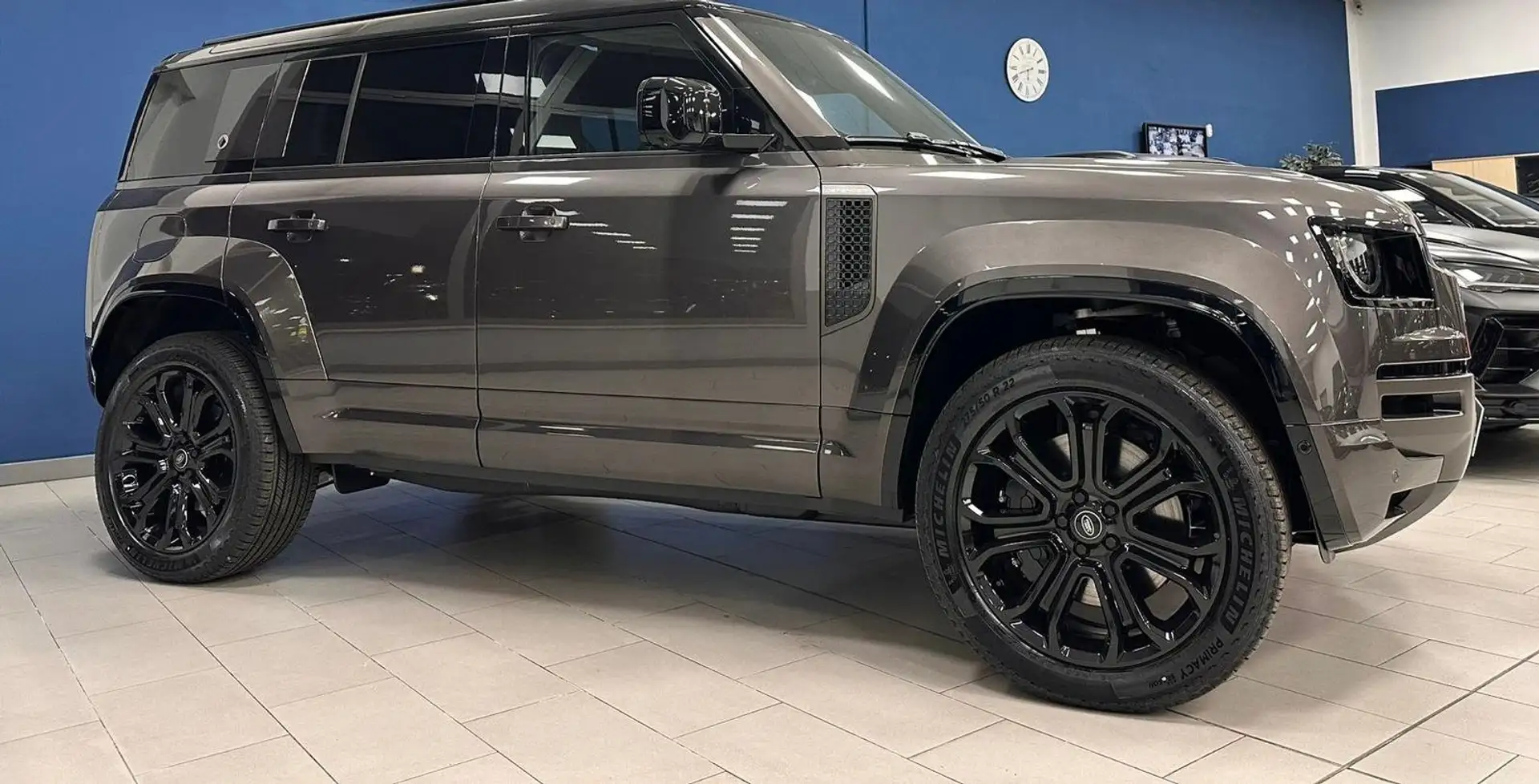 Land Rover Defender 110 4.4 V8 mhev Octa awd 635cv auto Grigio - 2