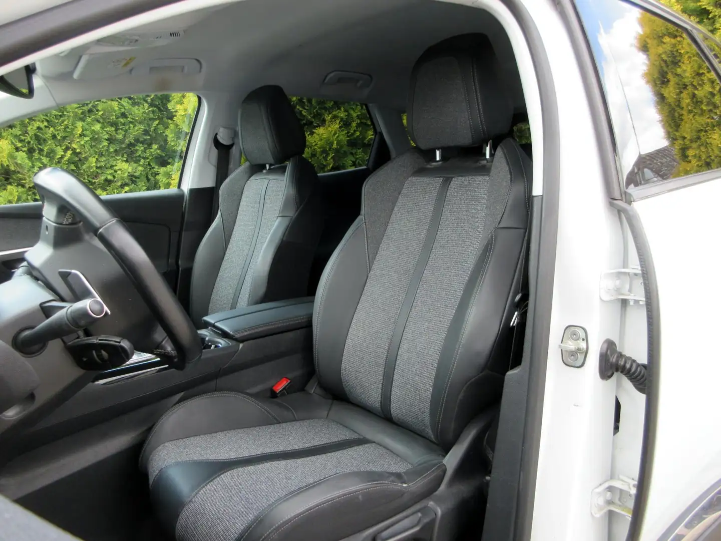 Peugeot 3008 1.2 PureTech Allure Automaat*Navi*Trekhaak* Wit - 2
