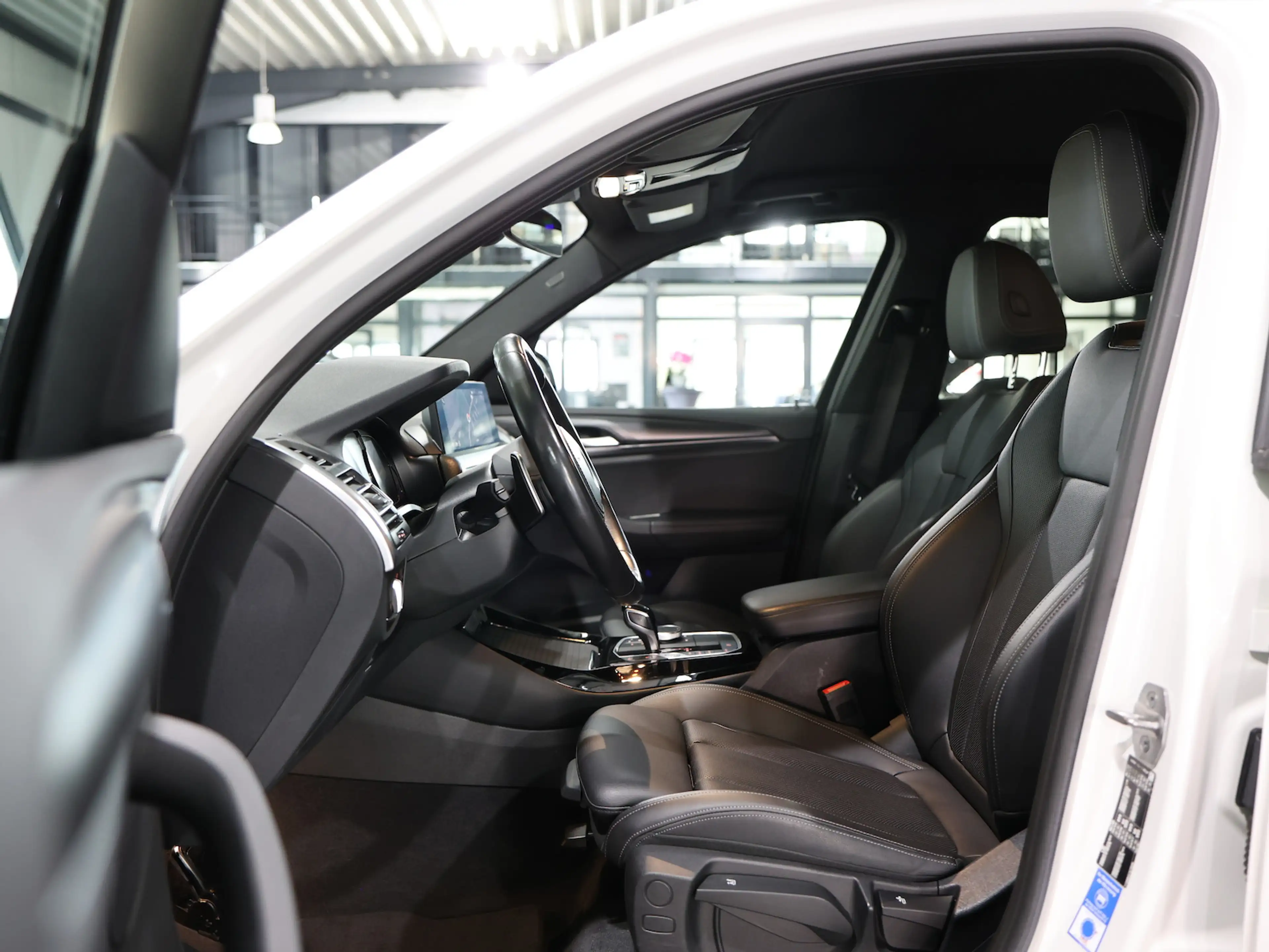 BMW X3 sDrive 18d M-SPORTPAKET WHITE & BLACK / TOP — photo 13