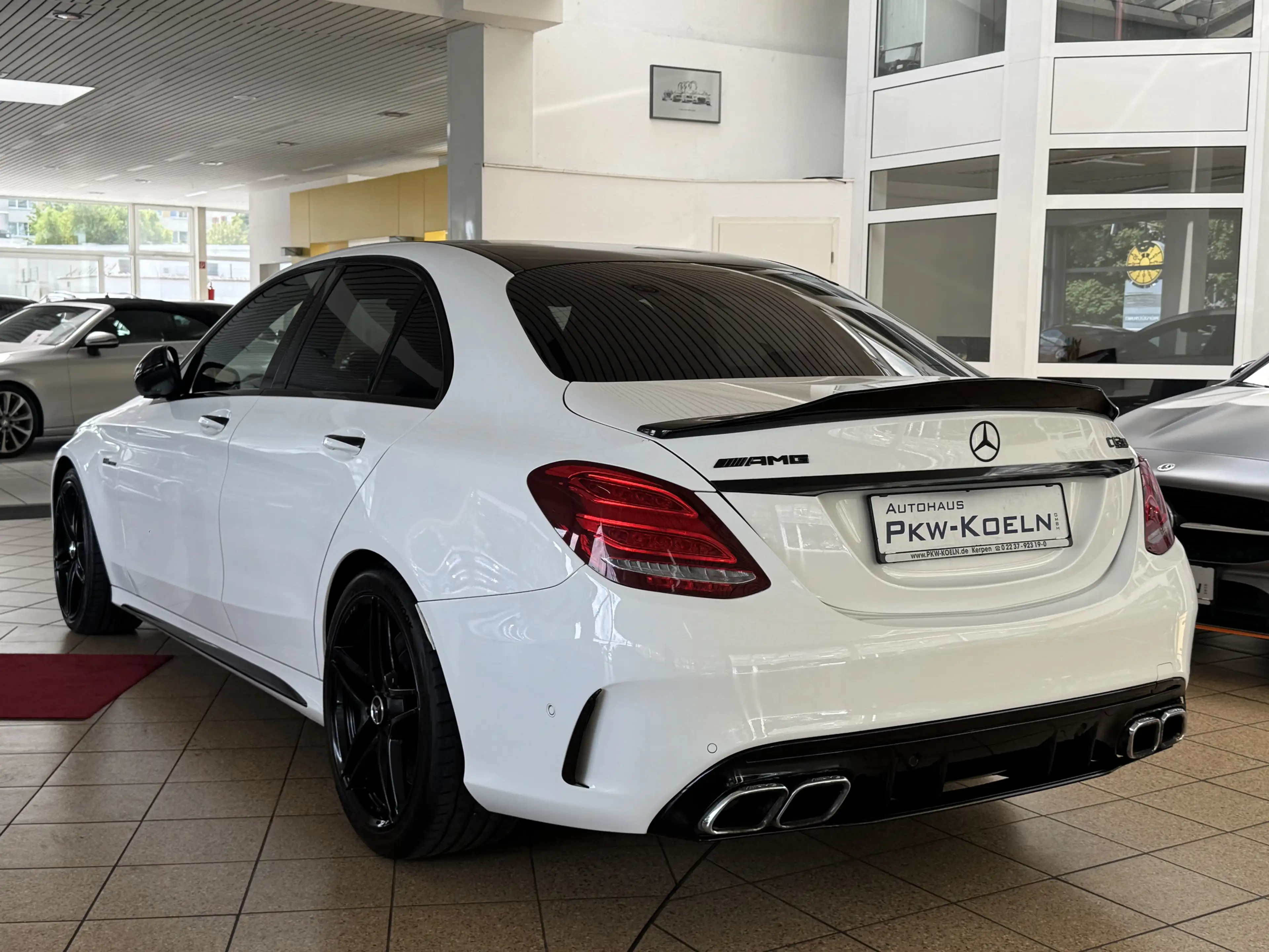 Mercedes-Benz C 63 AMG AMG-PERFORMANCE *NiGHT*360°*KEY GO*LED* — photo 4