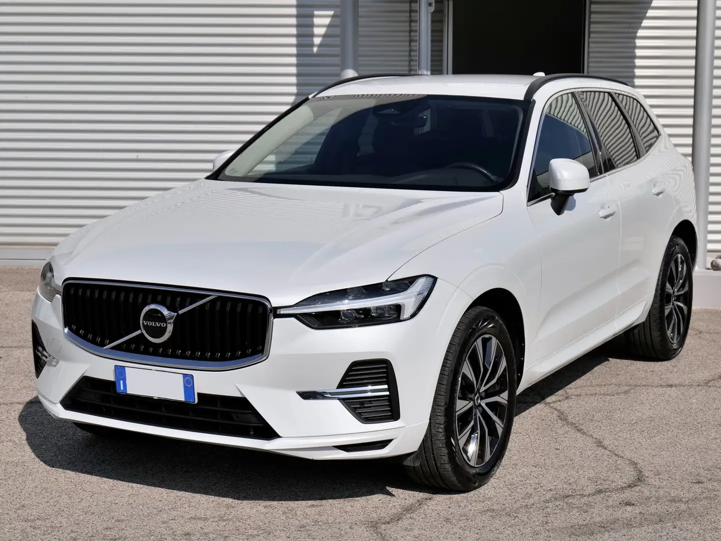 Volvo XC60 2.0 B4 (d) automatico Core Weiß - 1