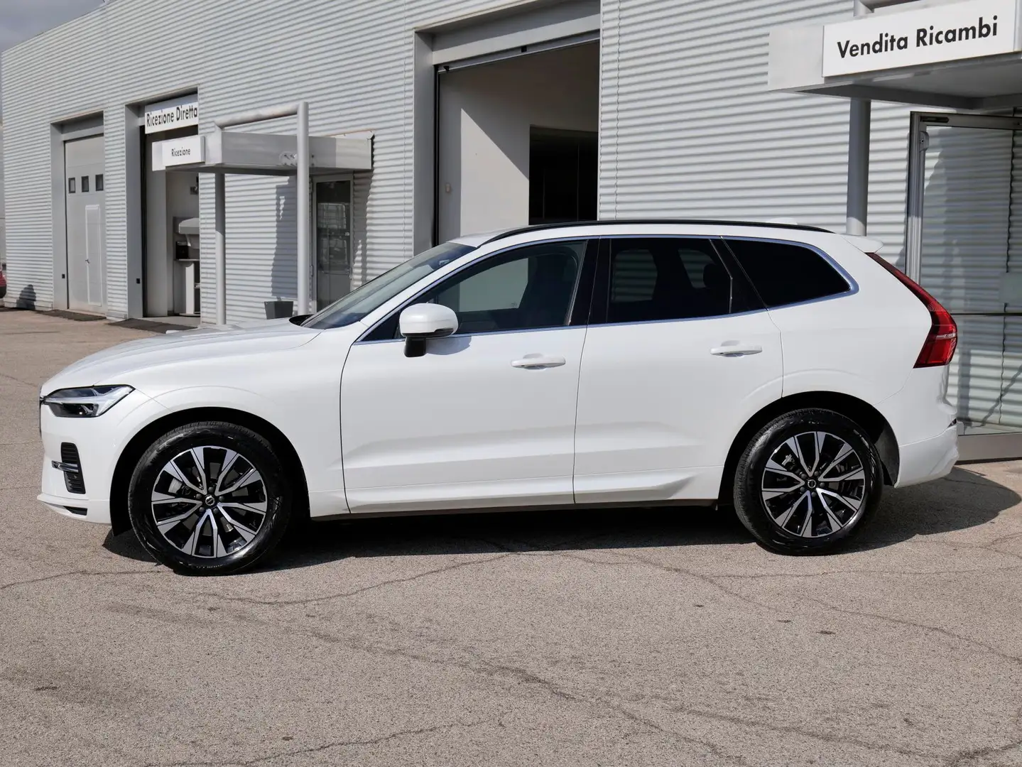 Volvo XC60 2.0 B4 (d) automatico Core Weiß - 2