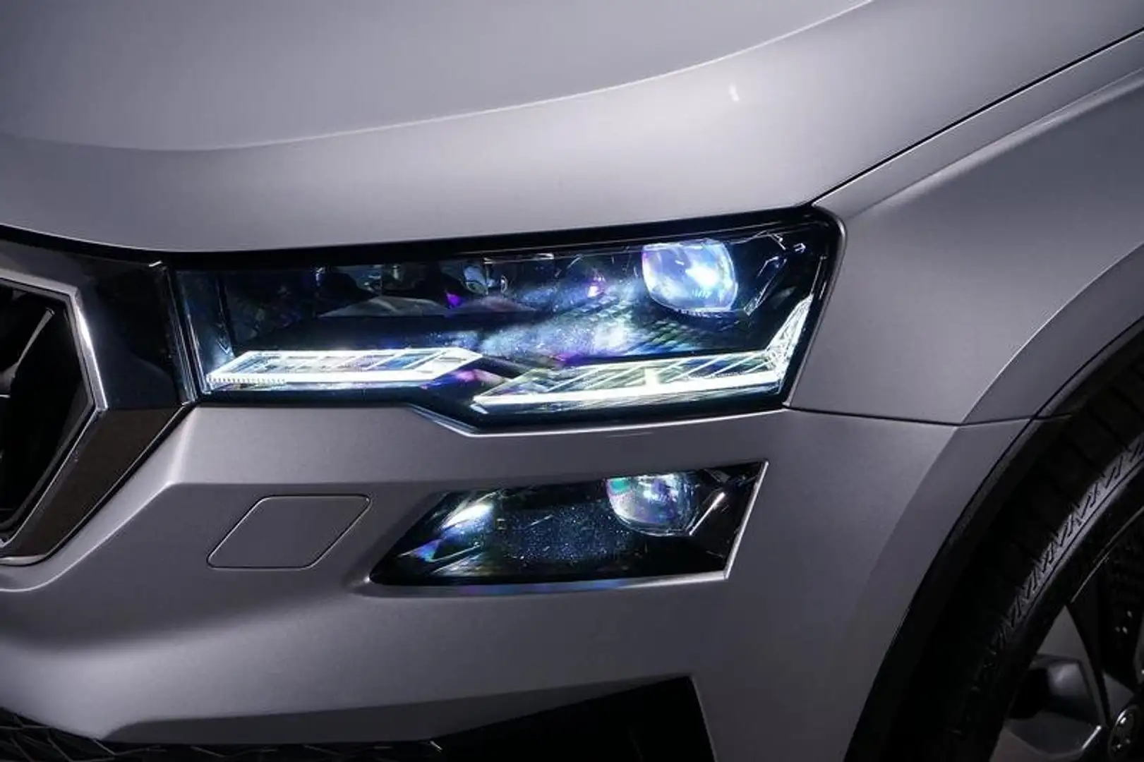 Skoda Karoq 2.0 TDI Style DSG/Kamera/ACC/AUT/KeyLess Stříbrná - 2