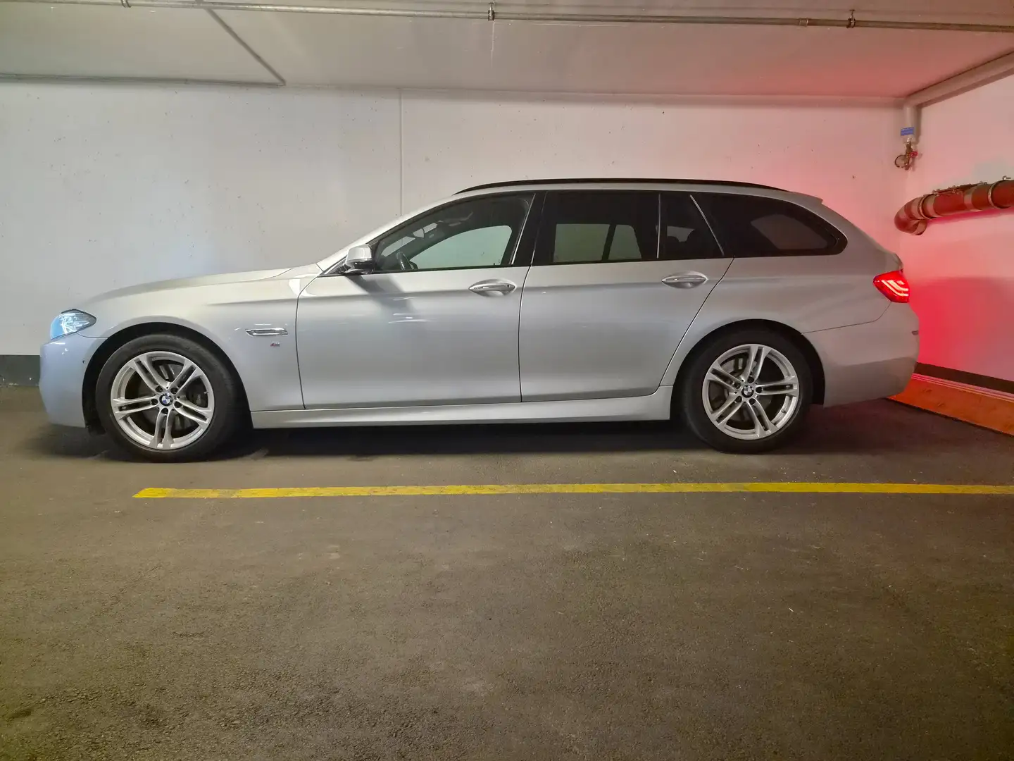 BMW 530 BMW 530d xDrive Touring M Sport | ACC | HUD | PANORAMA | KOMFORTSITZE Silber - 2