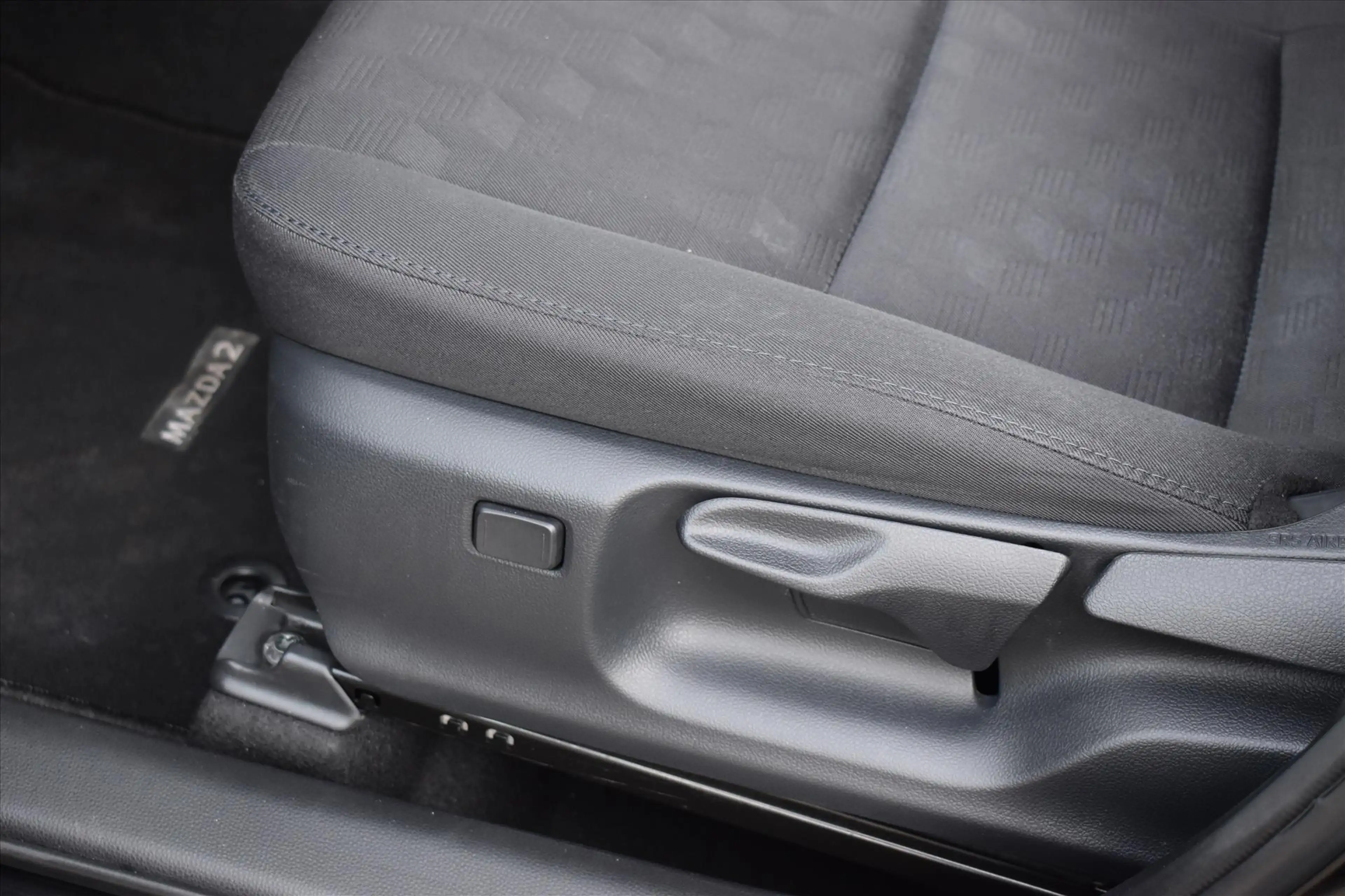 Mazda 2 Hybrid 1.5 Exclusive Line AUTOMAAT | Stoel & stuur — photo 9