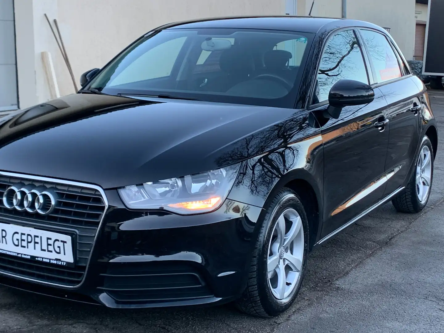 Audi A1 attraction, sauber, Servicegepflegt +12M. Garantie Schwarz - 1
