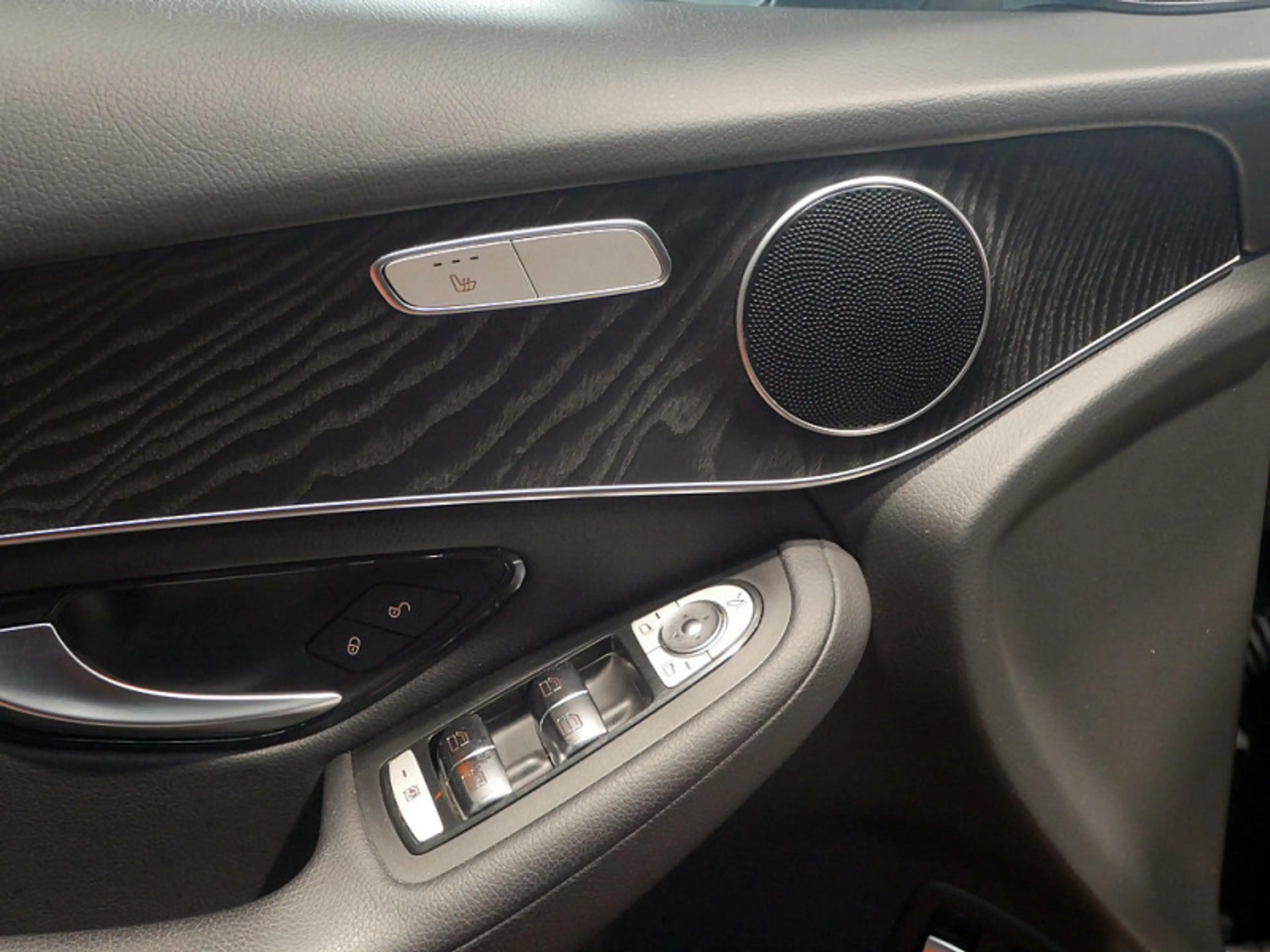 Mercedes-Benz GLC 250 4M Navi LED AHK Kamera Distr Leder Spur — photo 14