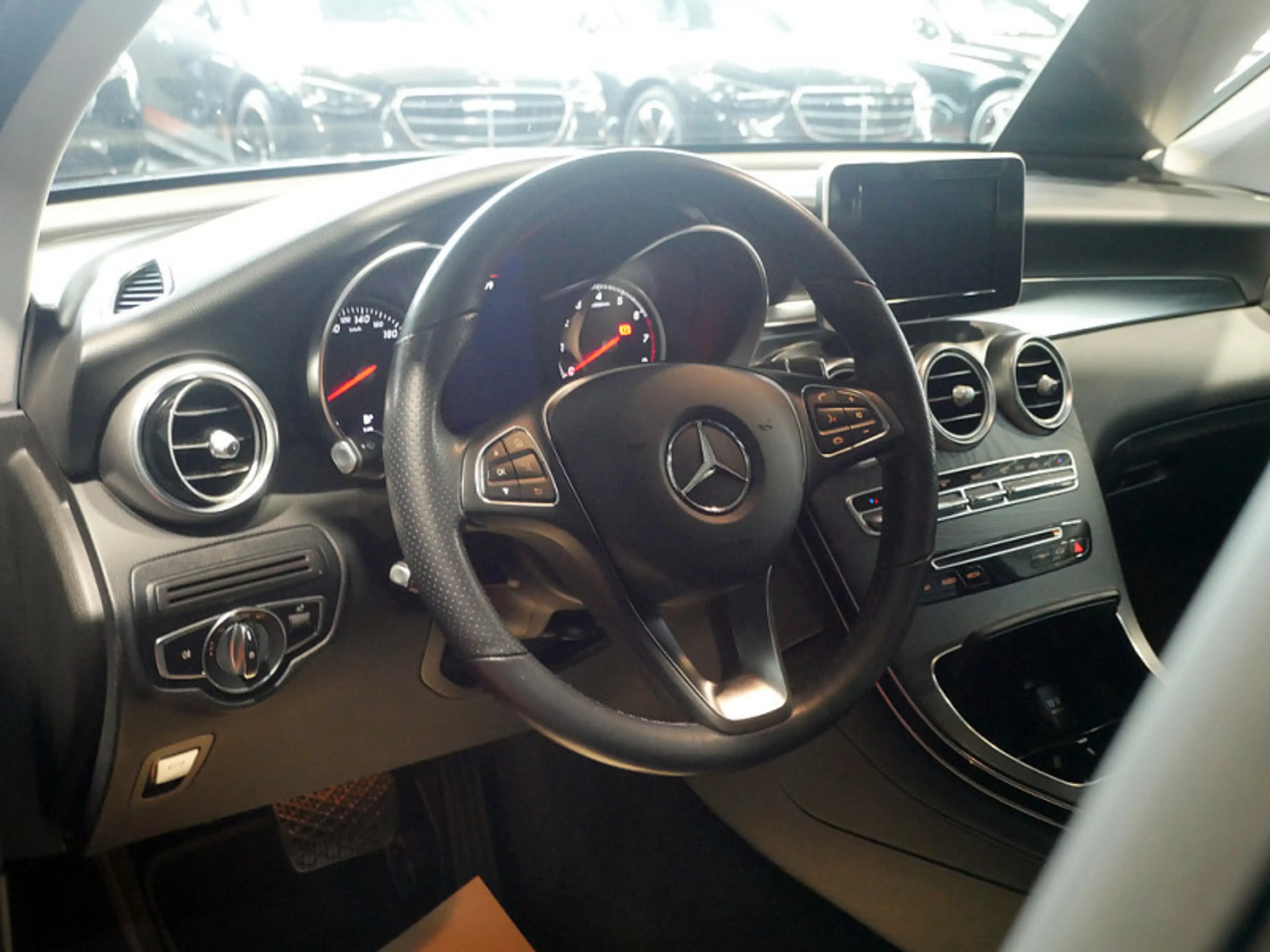 Mercedes-Benz GLC 250 4M Navi LED AHK Kamera Distr Leder Spur — photo 13