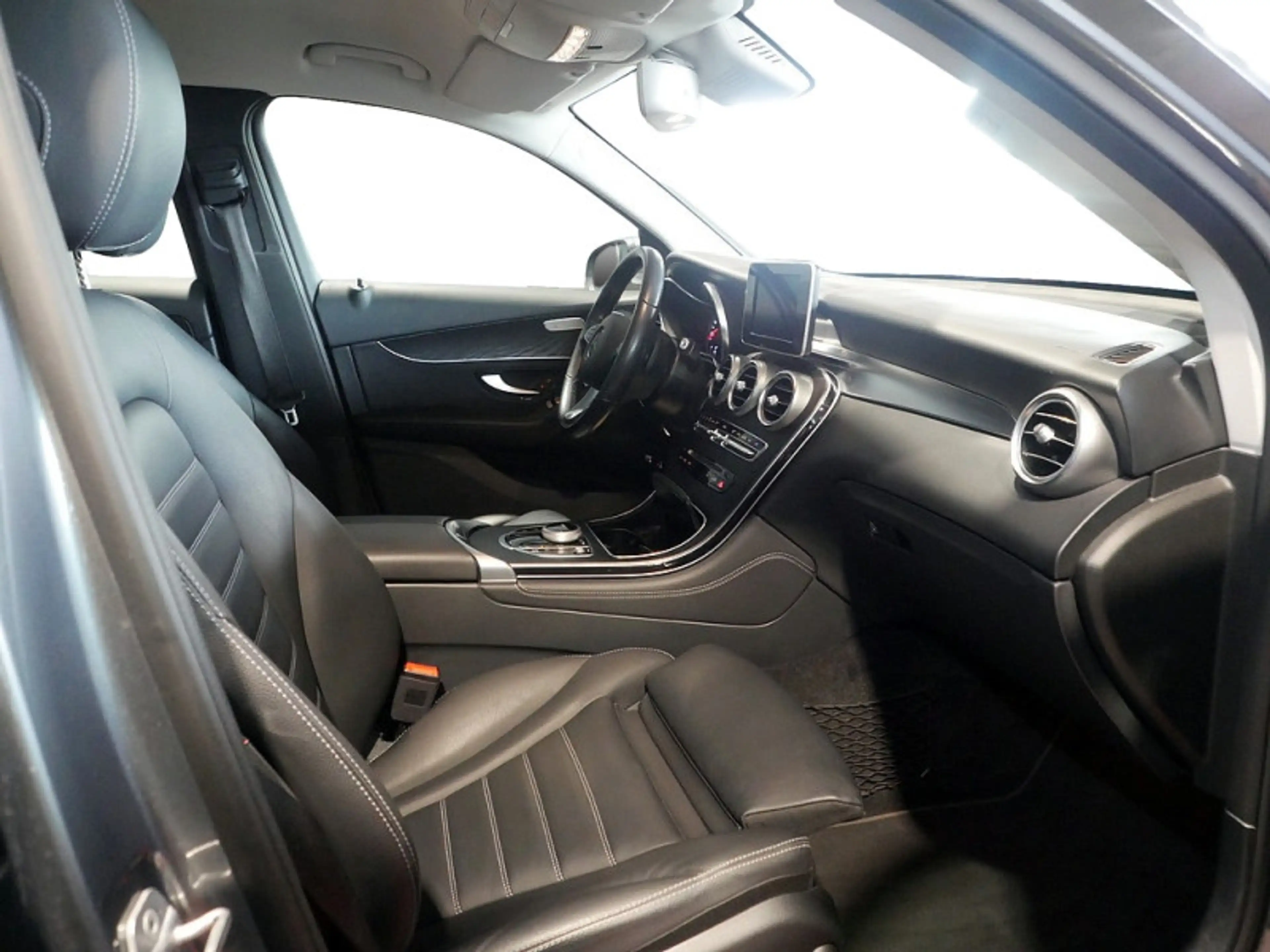 Mercedes-Benz GLC 250 4M Navi LED AHK Kamera Distr Leder Spur — photo 6