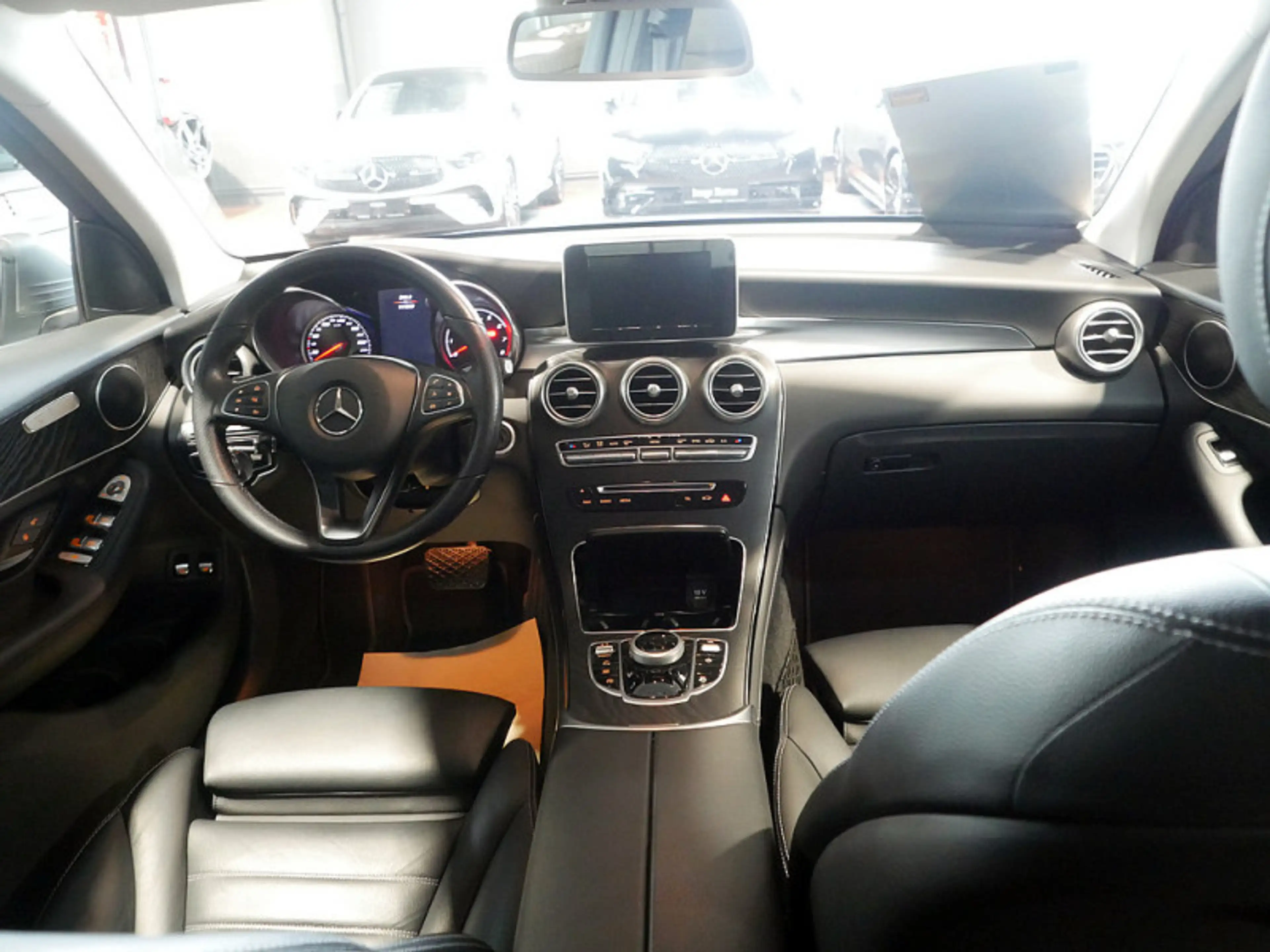 Mercedes-Benz GLC 250 4M Navi LED AHK Kamera Distr Leder Spur — photo 8
