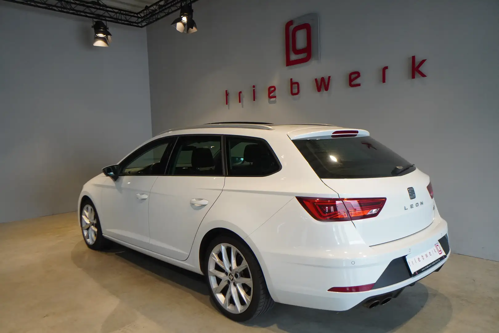 SEAT Leon ST FR 1.4 TSI*1.Hand*BRD*Panorama*AHK*top Zustand Weiß - 2