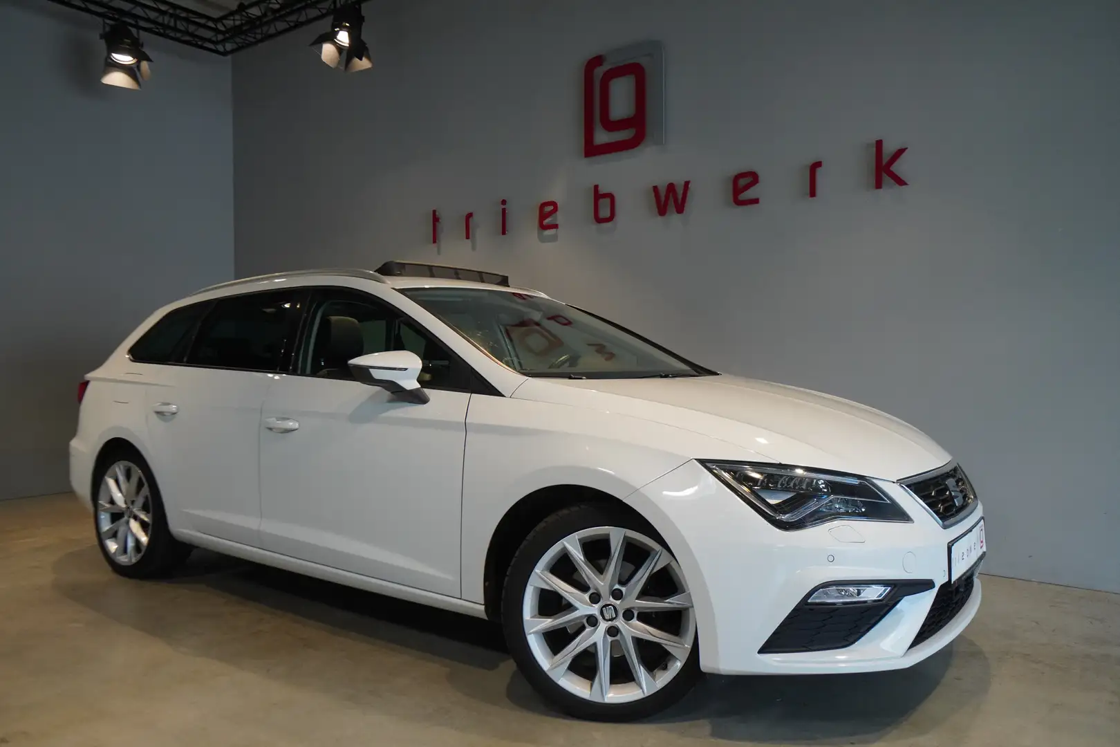 SEAT Leon ST FR 1.4 TSI*1.Hand*BRD*Panorama*AHK*top Zustand Weiß - 1