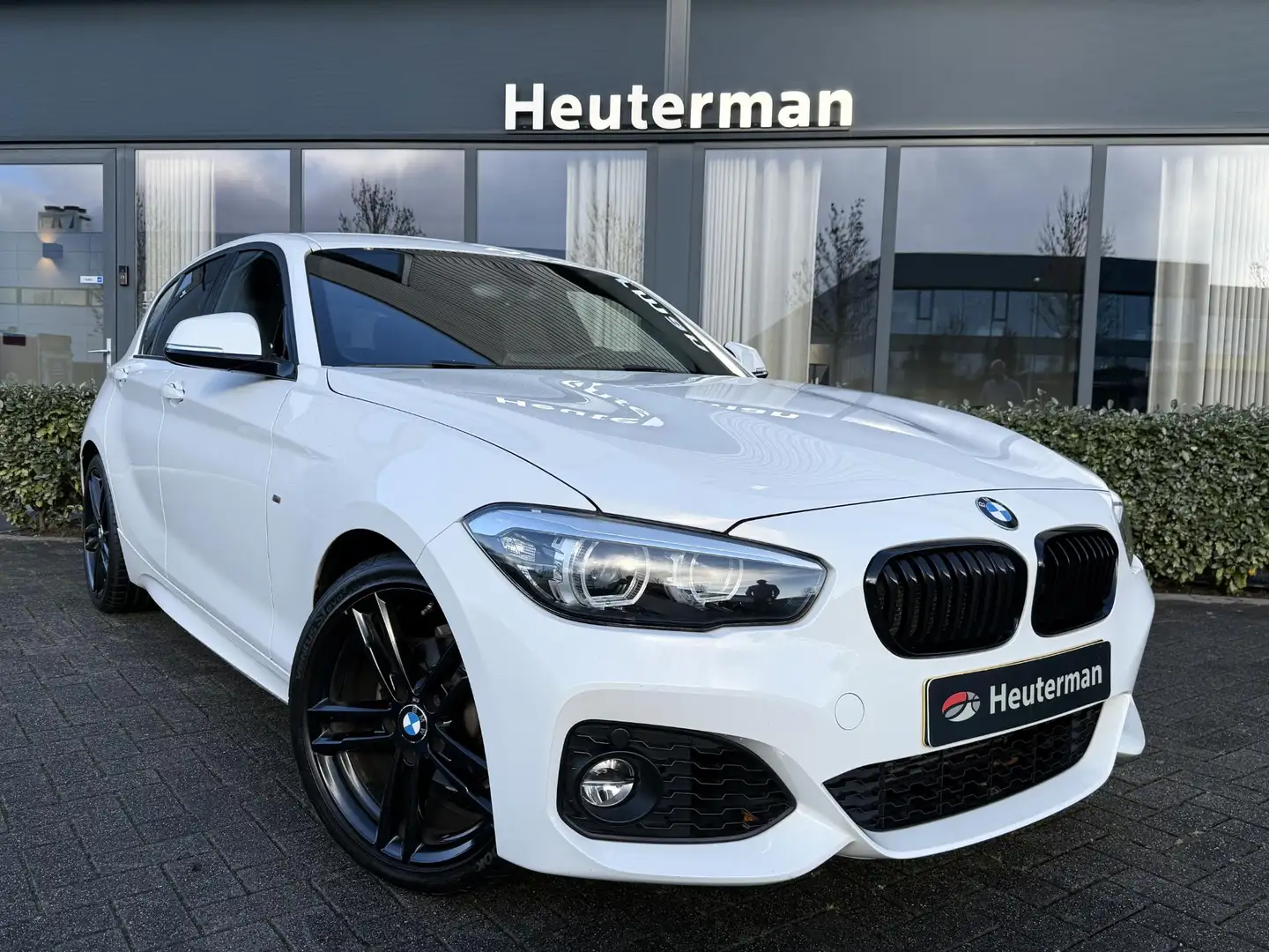 BMW 118 1-serie 118i M-Sport Shadow Aut./ Black/ LED/ HK Wit - 1