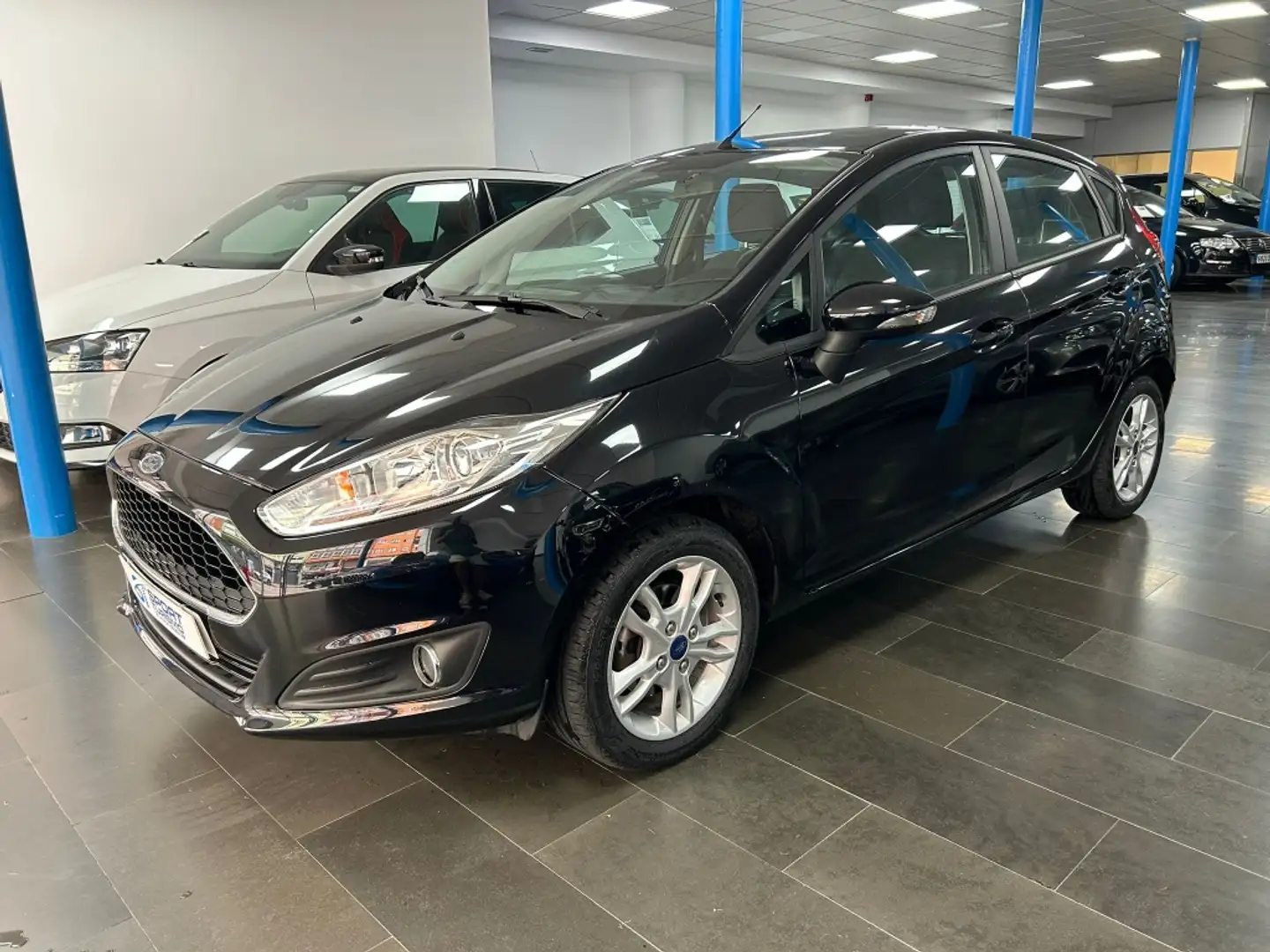 Ford Fiesta 1.25 Trend 82 Zwart - 1
