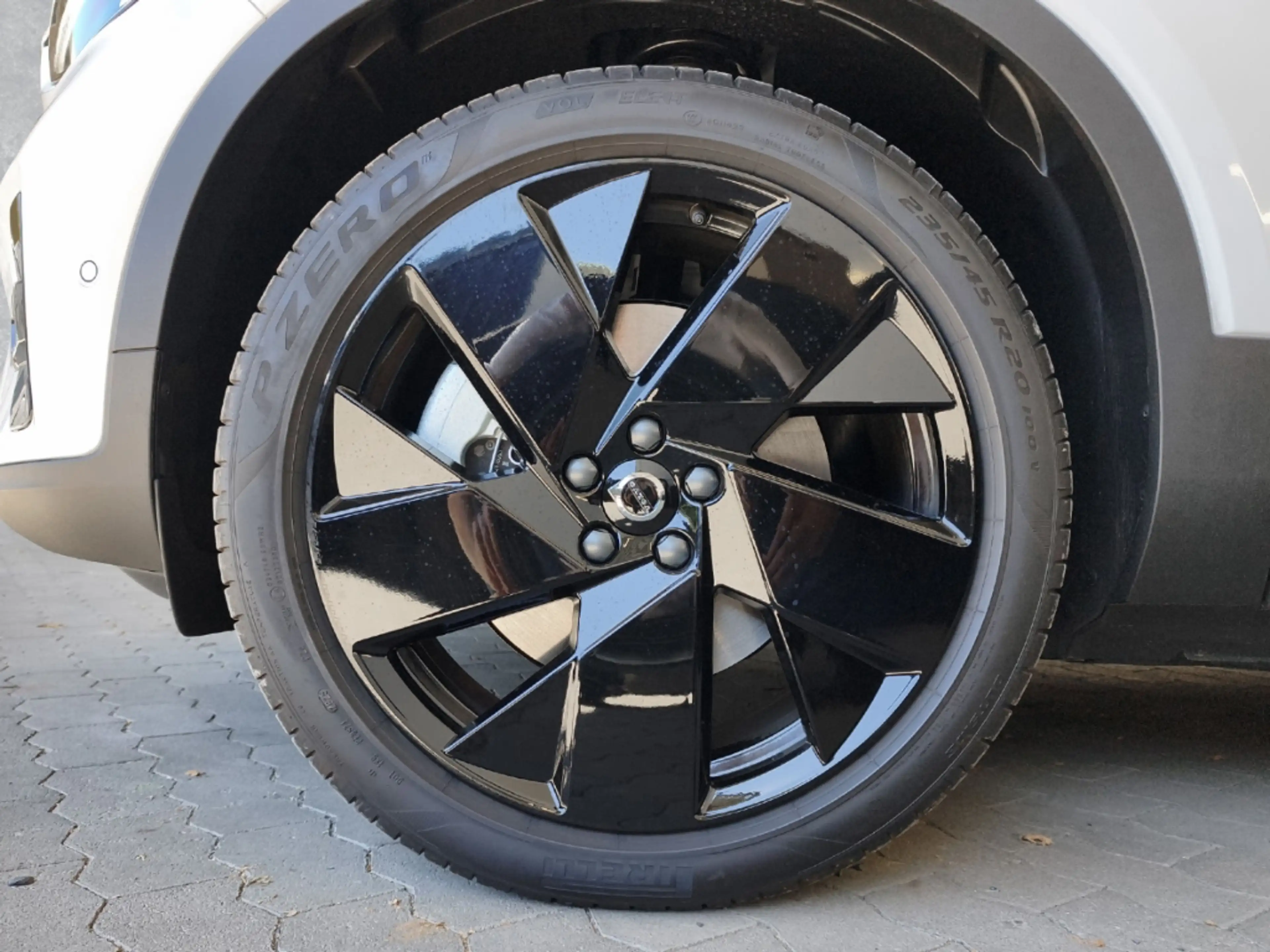 Volvo EX40 185 kW Single Motor Extended Range RWD Plus Black — photo 9