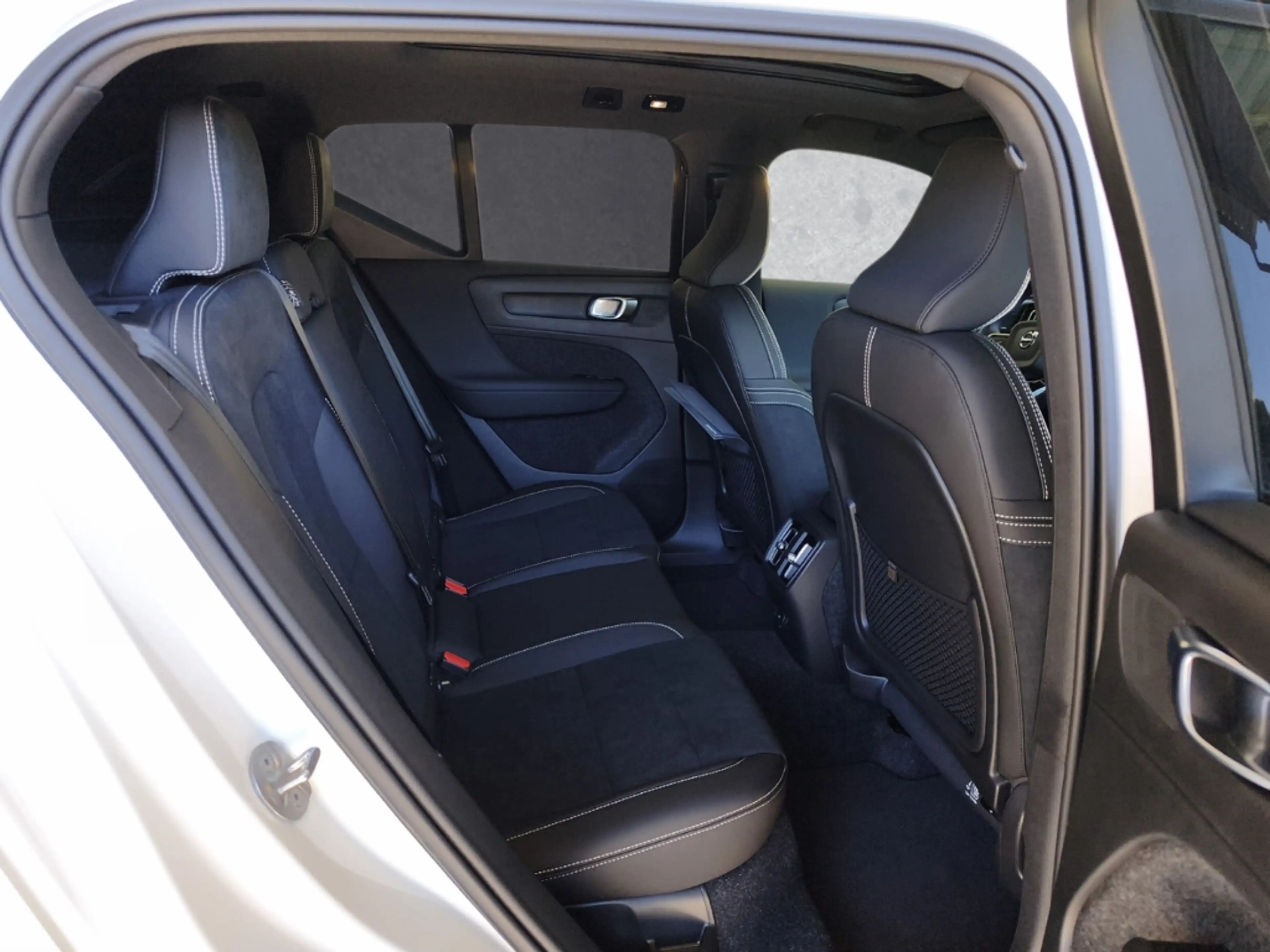 Volvo EX40 185 kW Single Motor Extended Range RWD Plus Black — photo 5