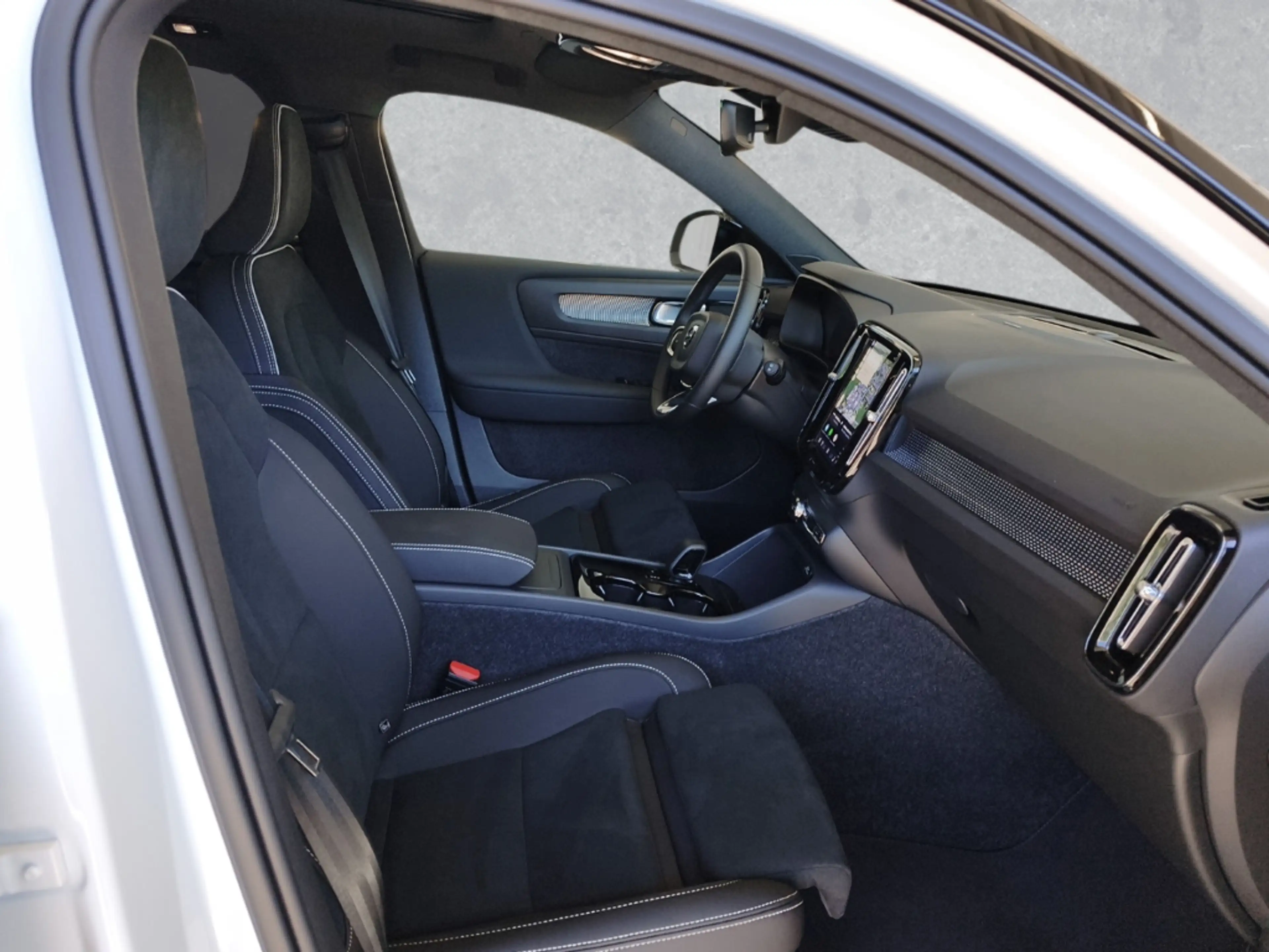 Volvo EX40 185 kW Single Motor Extended Range RWD Plus Black — photo 3