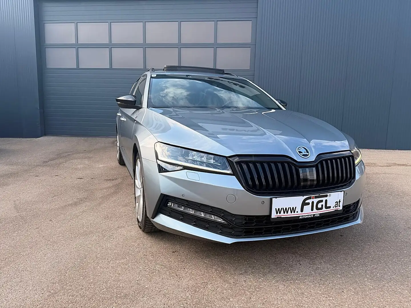 Skoda Superb Kombi 2,0 TDI Sportline DSG (reserviert) Grau - 1