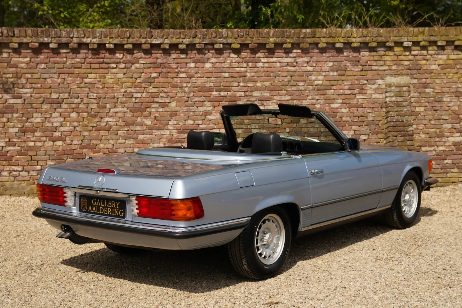 Mercedes-Benz SL 280 Built for the European market, Rear seats (rare op Blauw - 2
