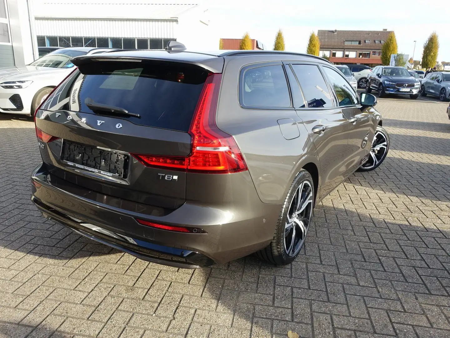 Volvo V60 Ultra Dark T8 AWD/B&W/HeadUP/360°/Massage Grau - 2