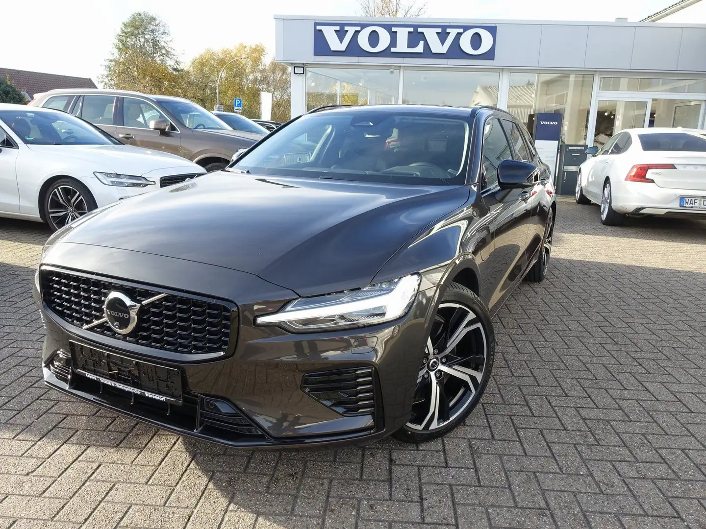 Volvo V60 Ultra Dark T8 AWD/B&W/HeadUP/360°/Massage Grau - 1