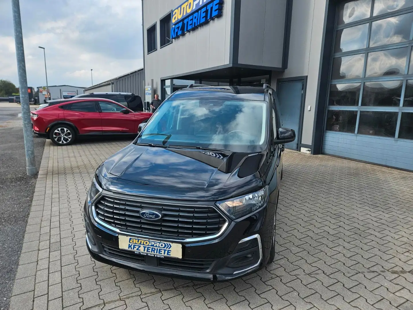 Ford Grand Tourneo Connect Titanium Schwarz - 1