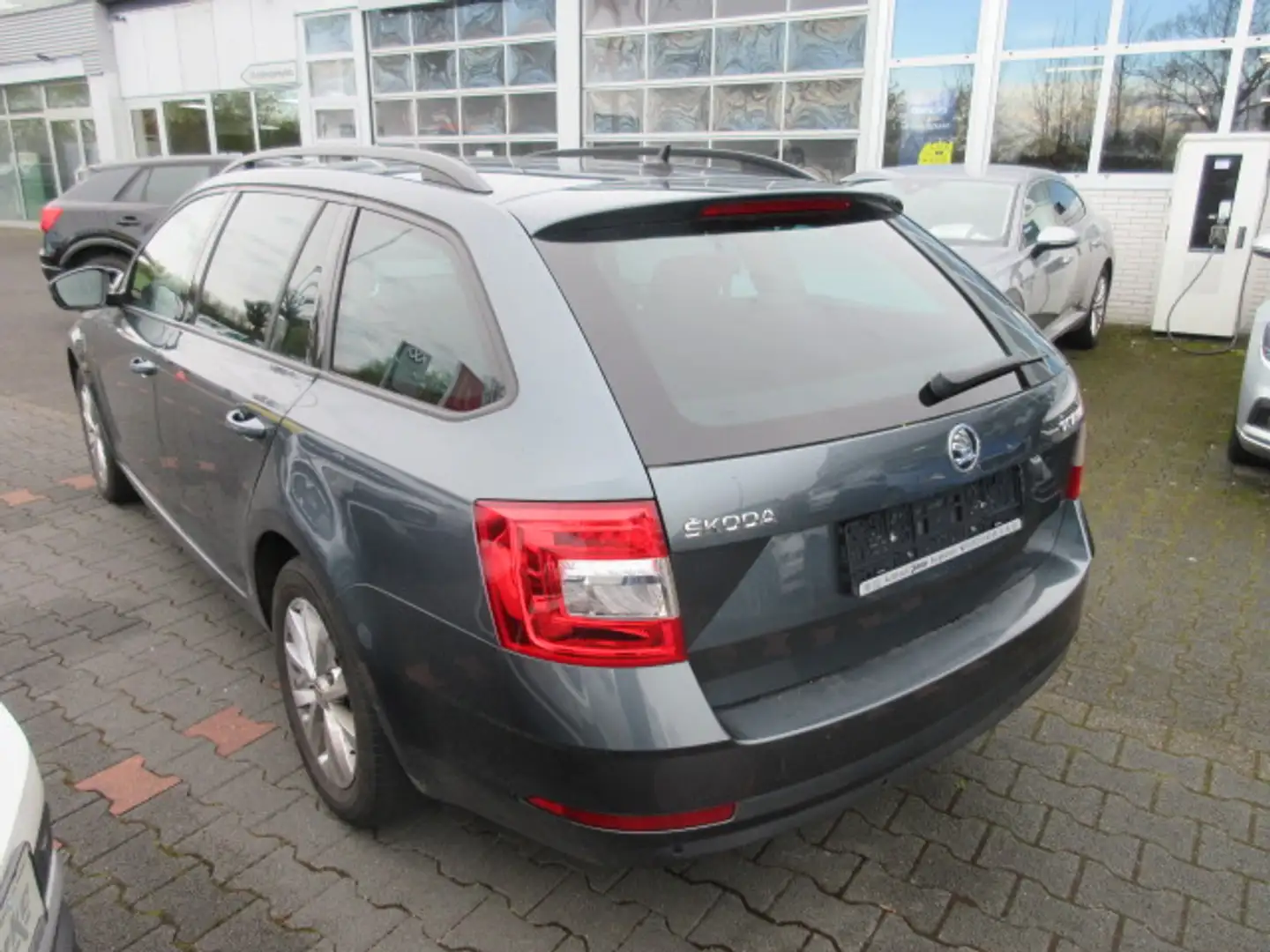 Skoda Octavia Style 2.0 TDI DSG NAVI TEILLEDER ALU APS SITZHZG D Grau - 2