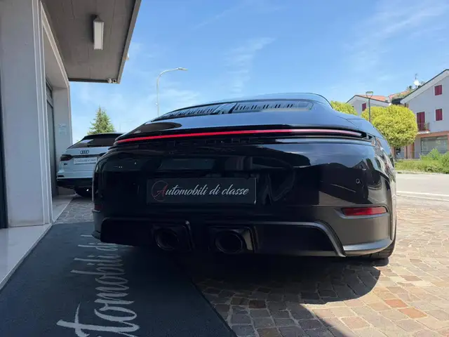 Porsche 911 view 7