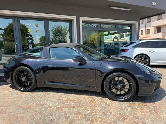 Porsche 911 view 8
