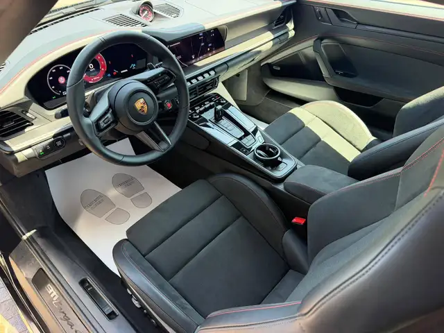 Porsche 911 view 11