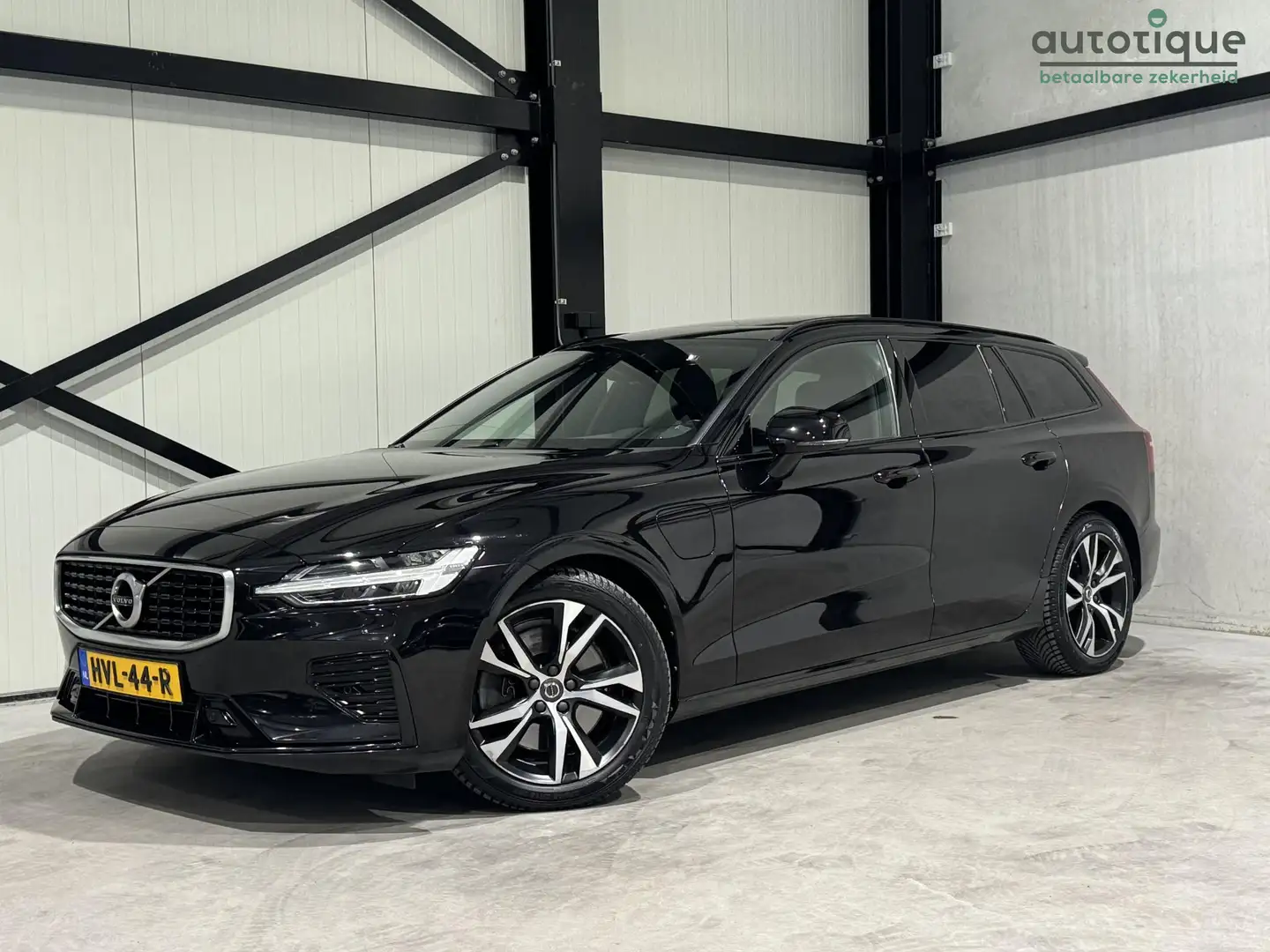 Volvo V60 2.0 T6 Twin Engine AWD R-Design Aut. | panorama | Zwart - 1