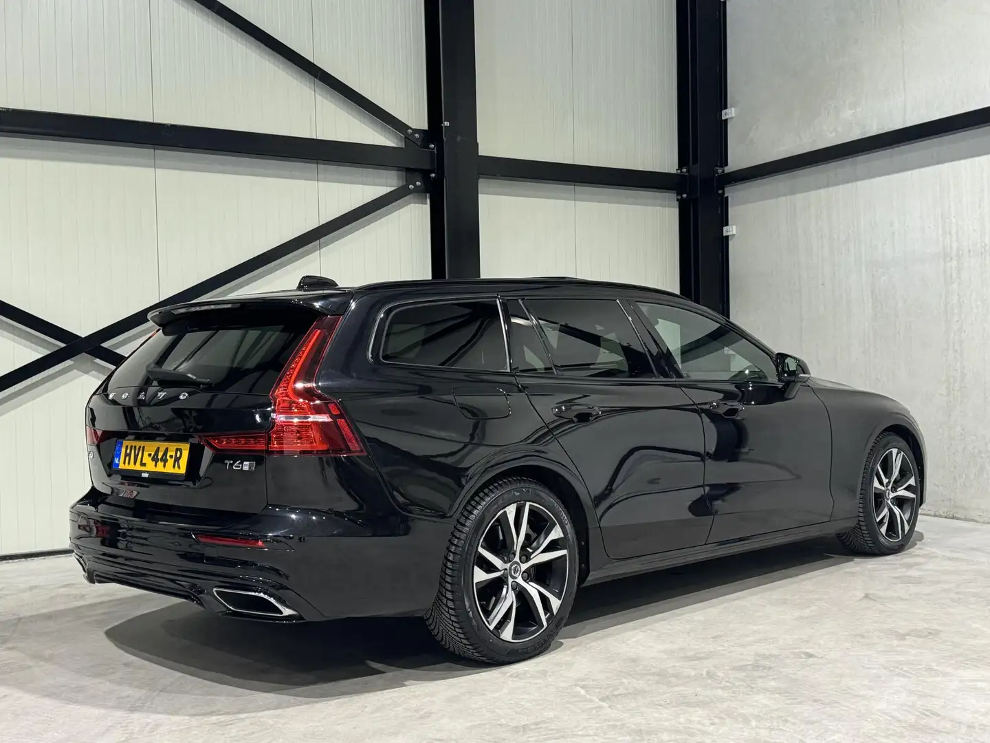 Volvo V60 2.0 T6 Twin Engine AWD R-Design Aut. | panorama | Zwart - 2