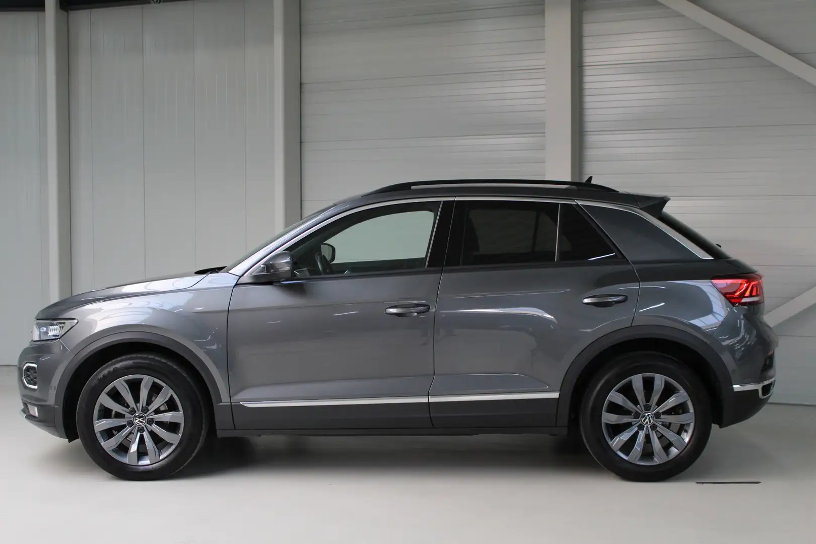 Volkswagen T-Roc 1.5 TSI Sport Navigatie | Camera | Trekhaak | Adap Gris - 2