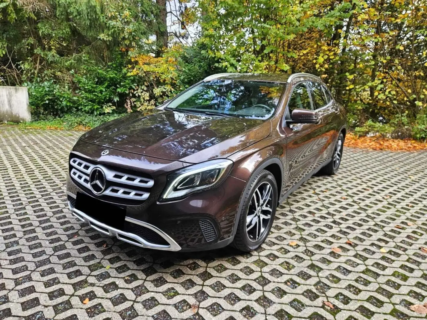 Mercedes-Benz GLA 200 d 7G-DCT Urban Braun - 1