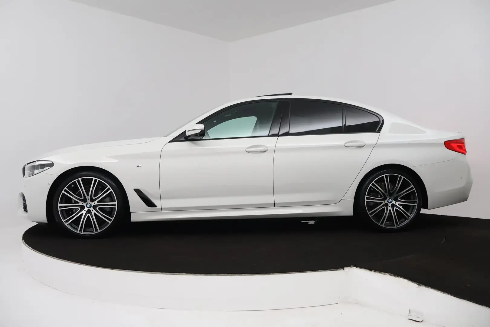 BMW 520 5-serie 520i High Executive (PANORAMADAK, H&K, CAM Wit - 2