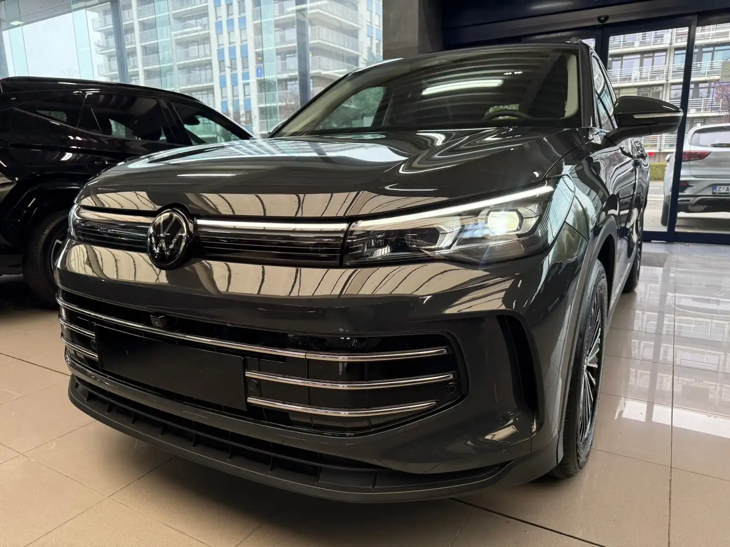 Volkswagen Tiguan Tiguan 1.5 eTSI DSG Elegance ACC / ERGO / CAMERA Gris - 2