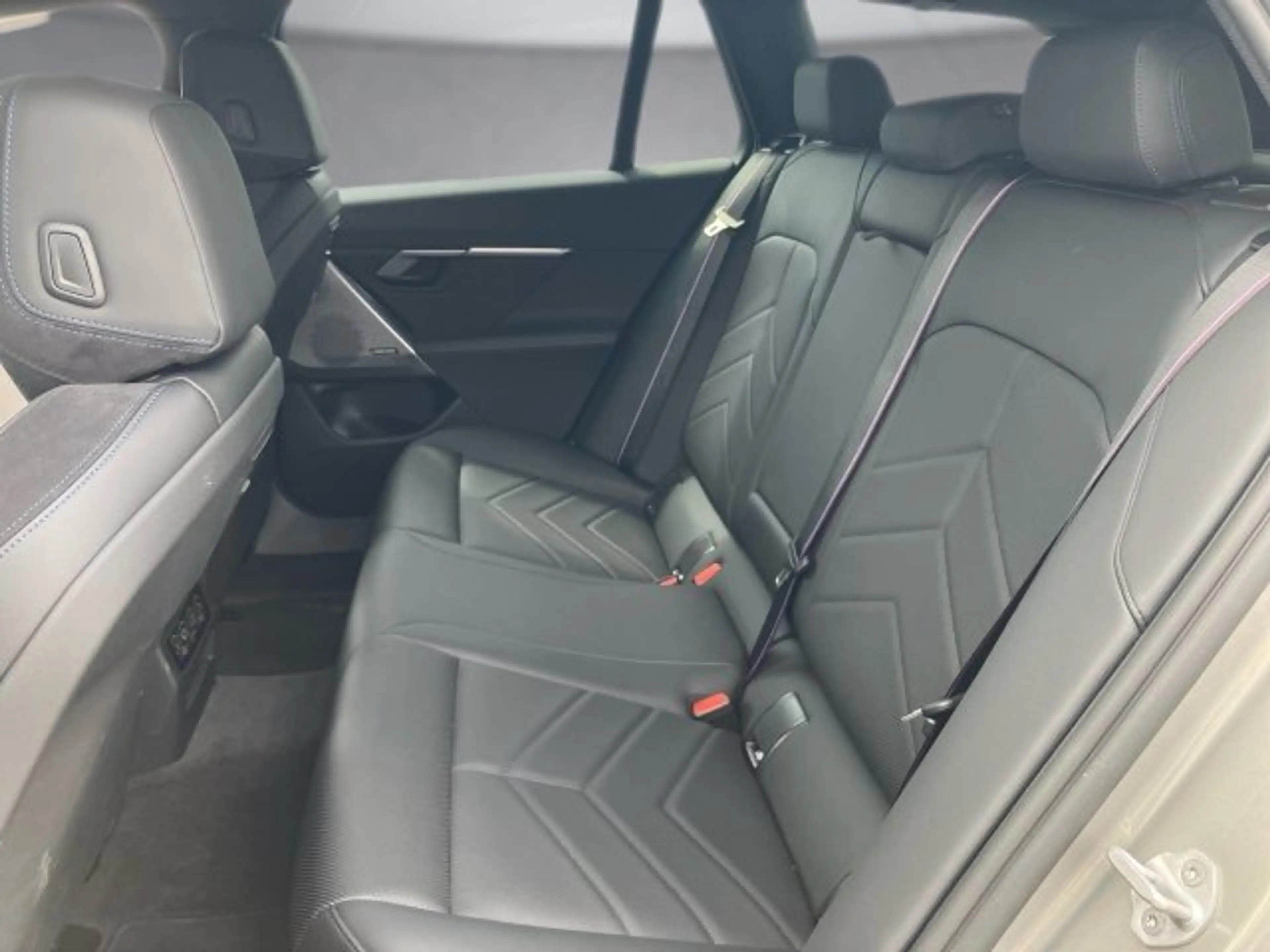 BMW i5 xDrive40 Touring — photo 12