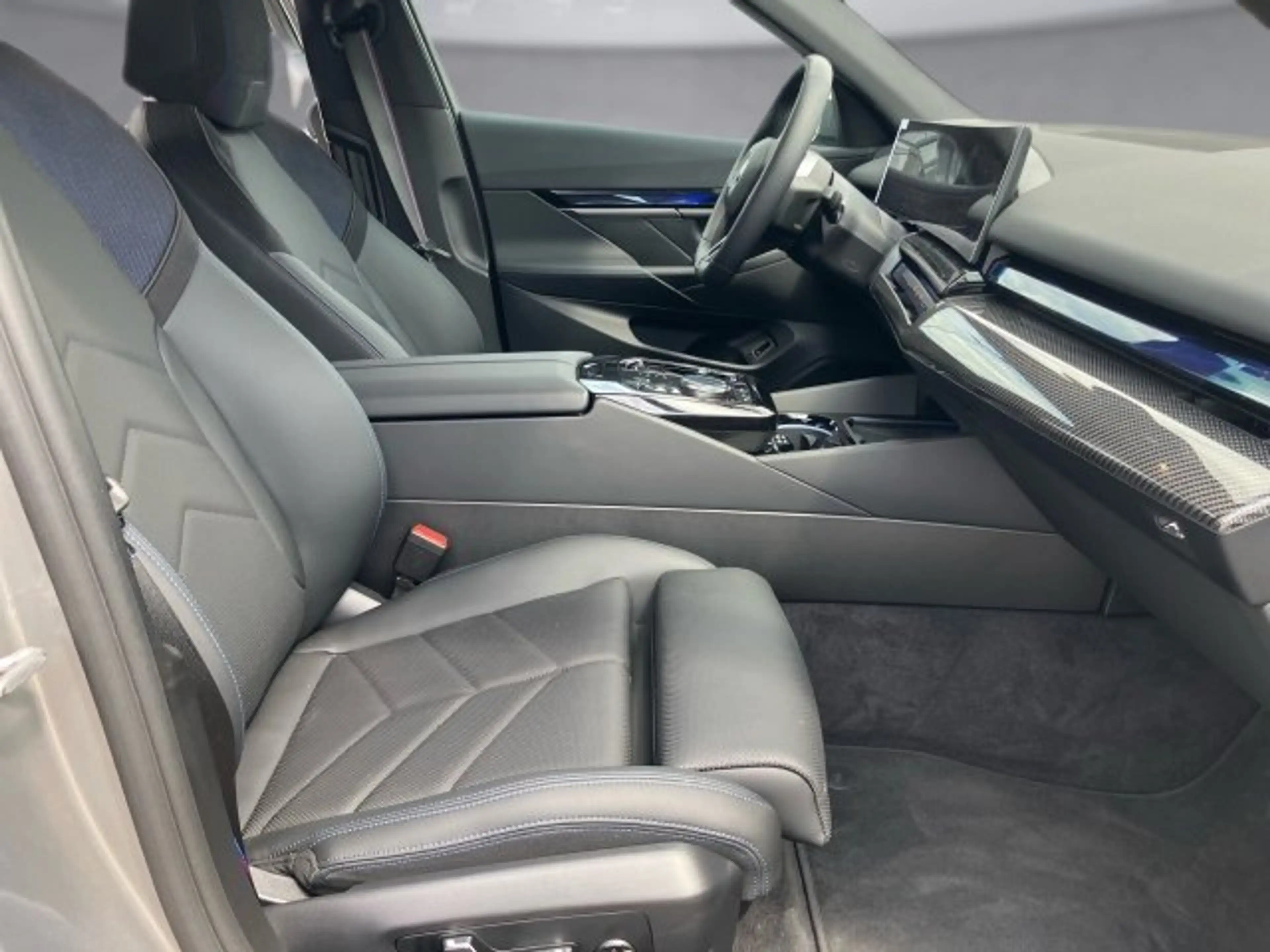 BMW i5 xDrive40 Touring — photo 11