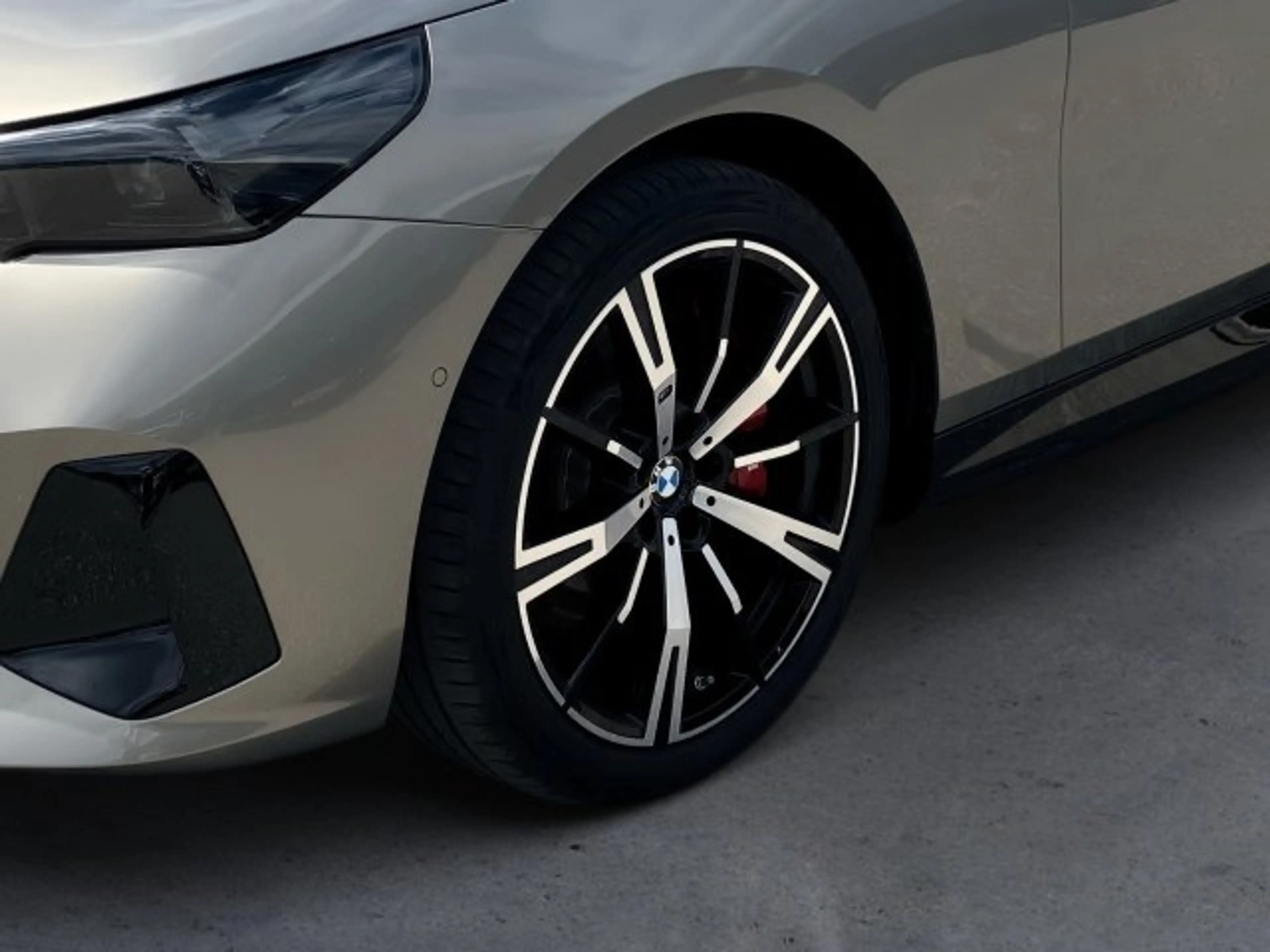 BMW i5 xDrive40 Touring — photo 8