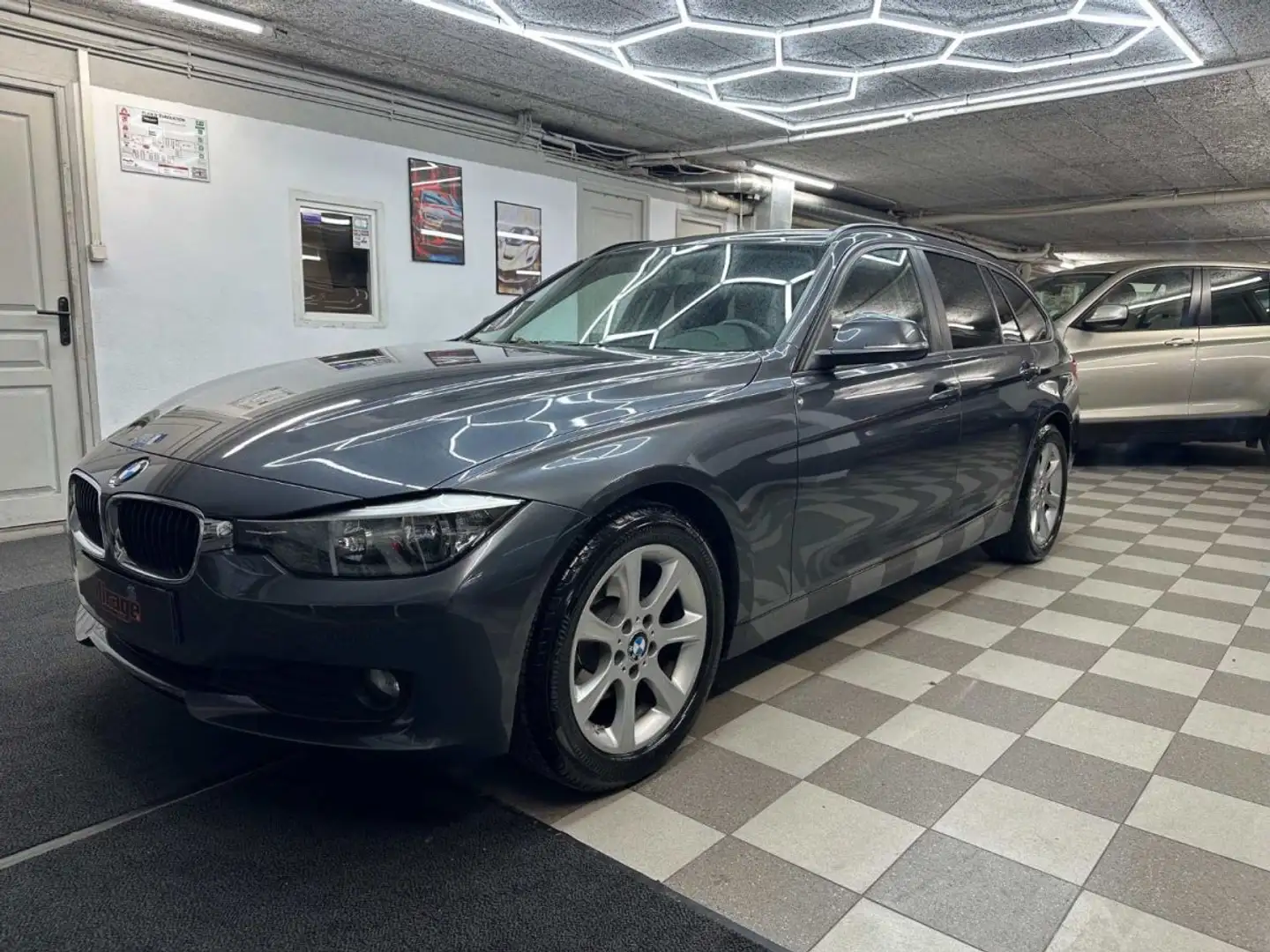 BMW 320 320 D TOURING BUSINESS Grau - 1