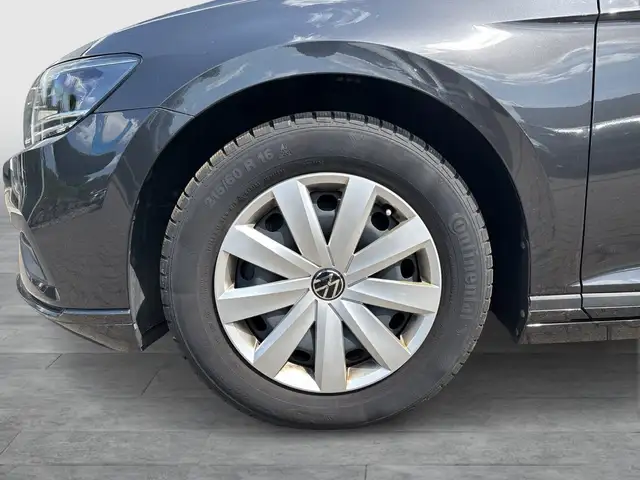 Volkswagen Passat view 9