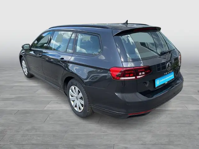 Volkswagen Passat view 3