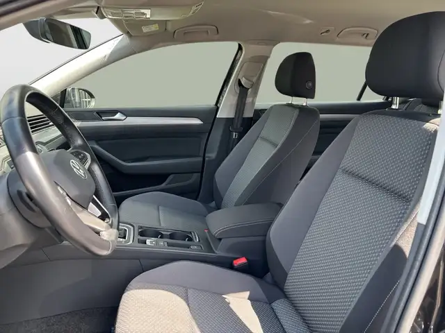 Volkswagen Passat view 11