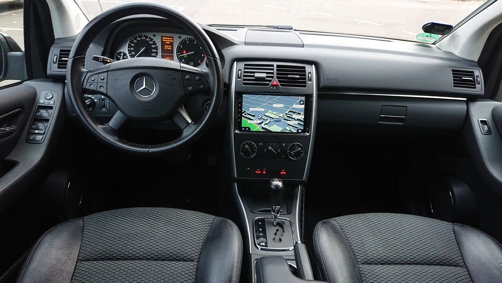 Mercedes-Benz B 180 B 180 Aut+2Hd+Navi+SHZ+PDC+Temp+AHK+Blue+N.Tüv Zwart - 1
