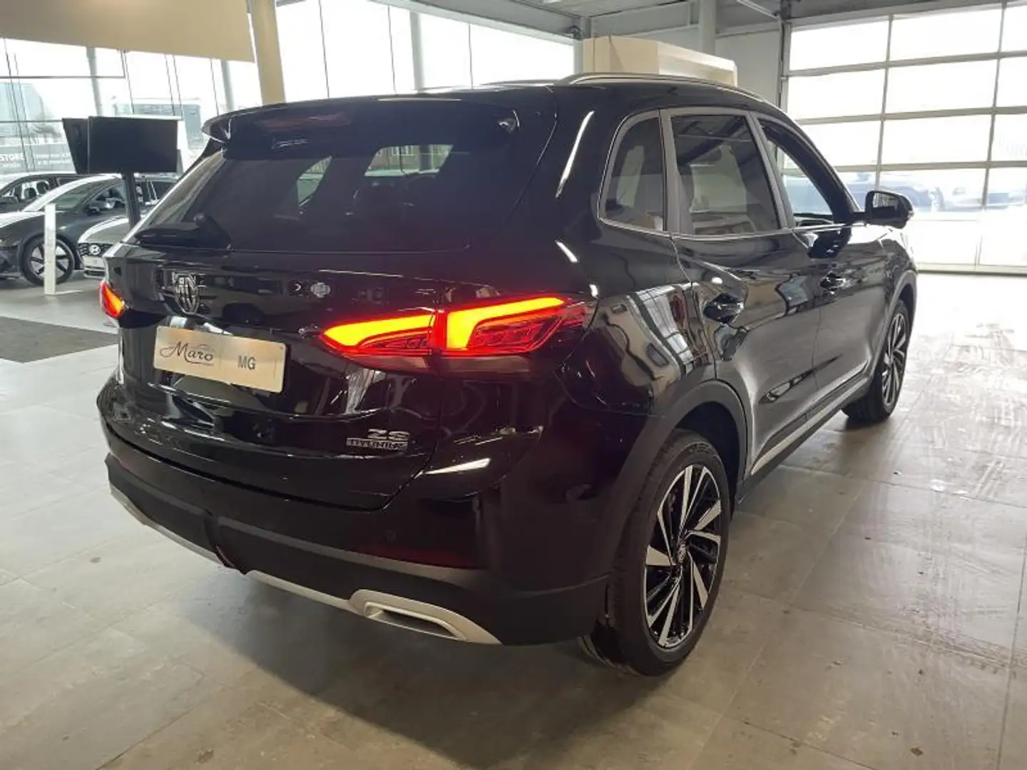 MG ZS 1.5 Hybrid+ Luxury | FULL OPTION! | STOCK! Noir - 2