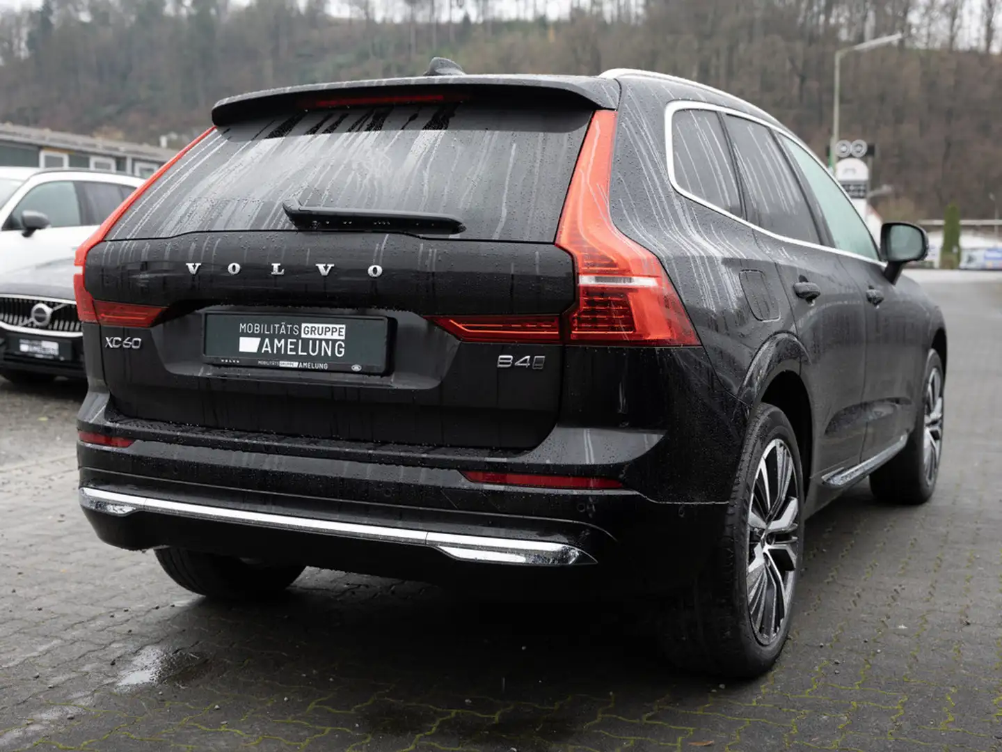 Volvo XC60 B4 Plus Bright AWD NAVI LED PANO 360° Schwarz - 2
