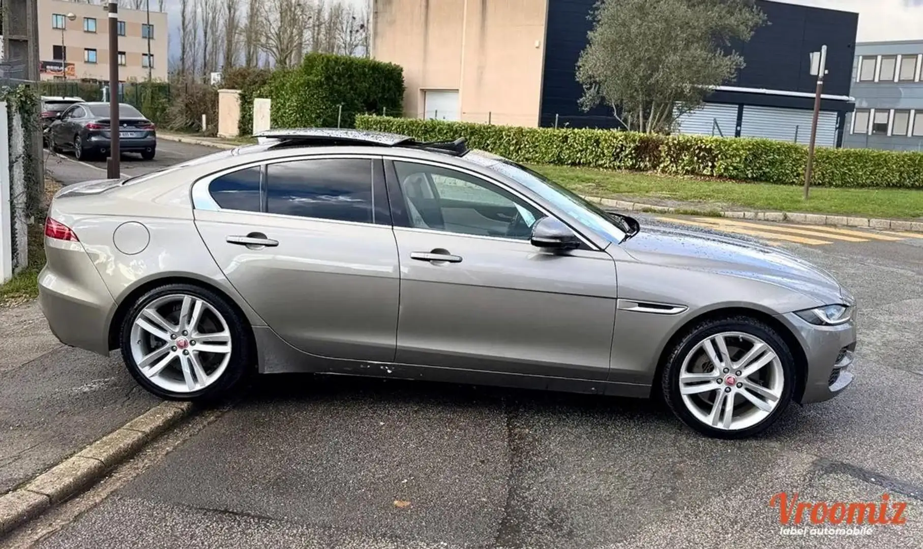 Jaguar XE D180 HSE STANDARD AUTO 4WD TOIT OUVRANT 15000HT Beige - 2
