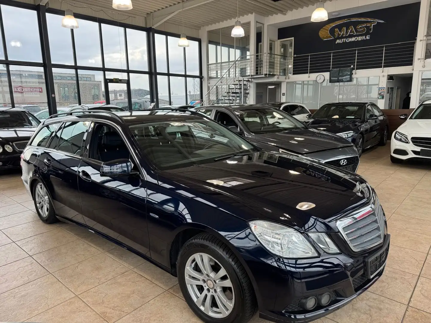 Mercedes-Benz E 350 CGI BlueEfficiency Blau - 1